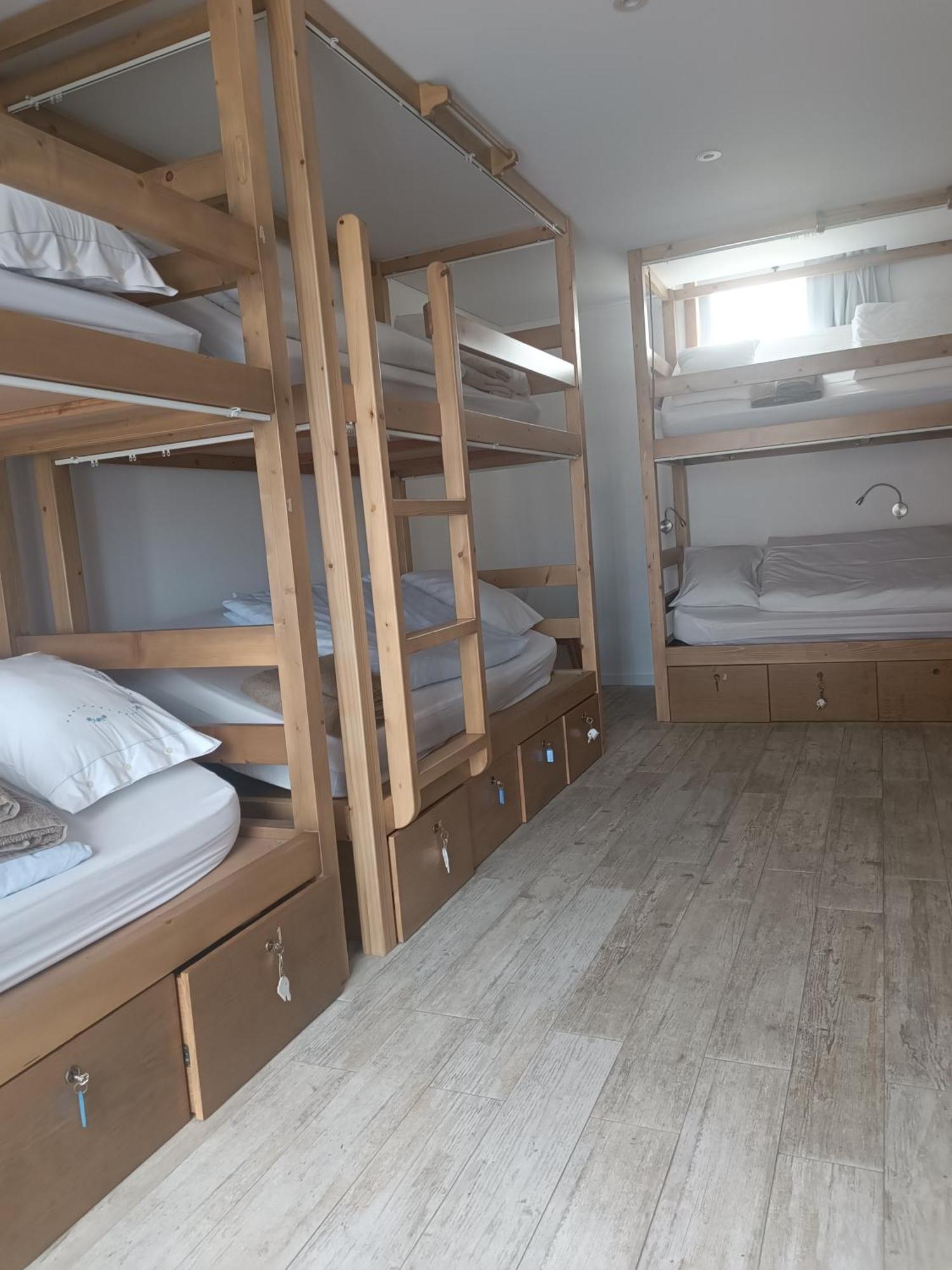 Cachinnans & Hostel *