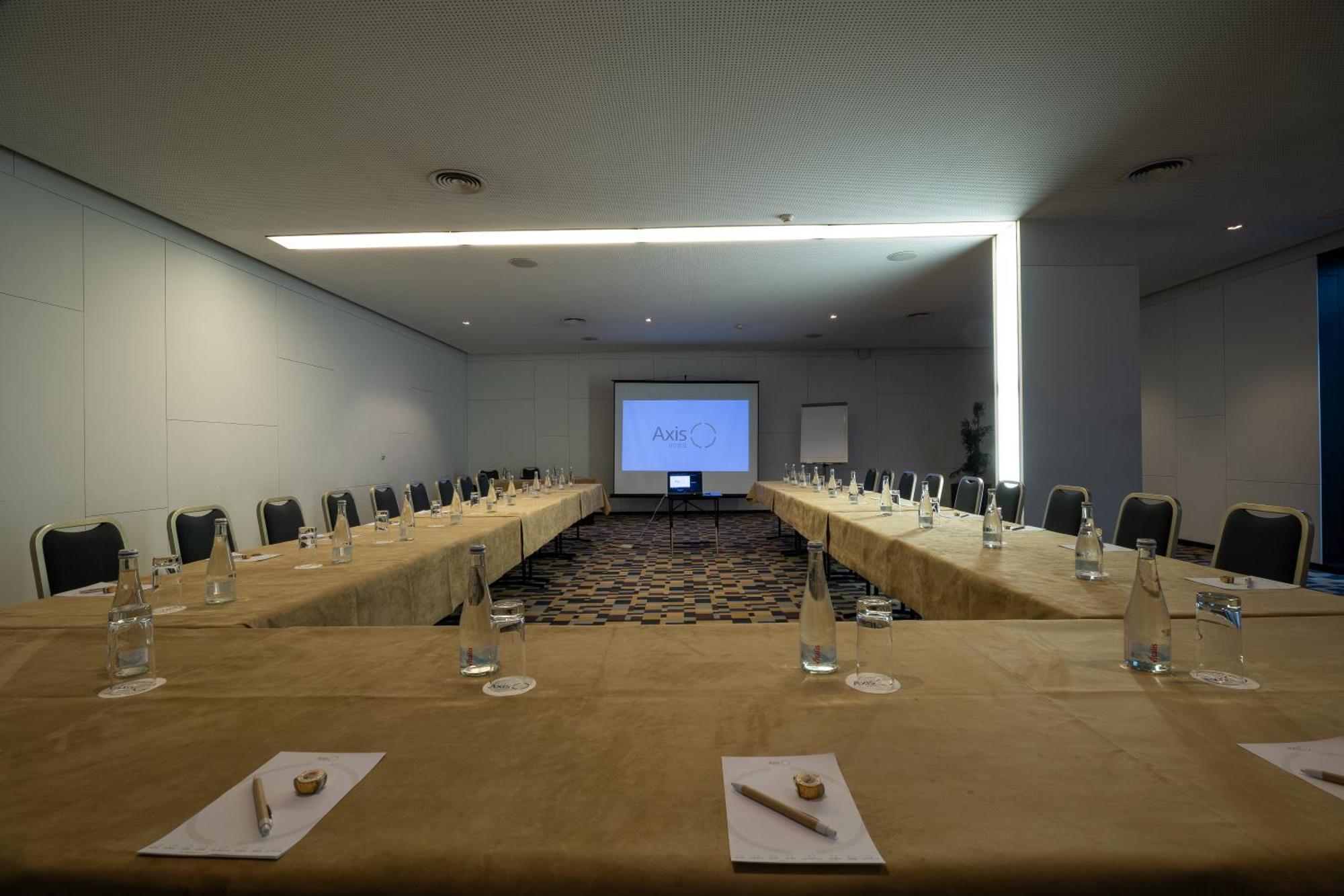 Hotel Axis Viana Business & 4*