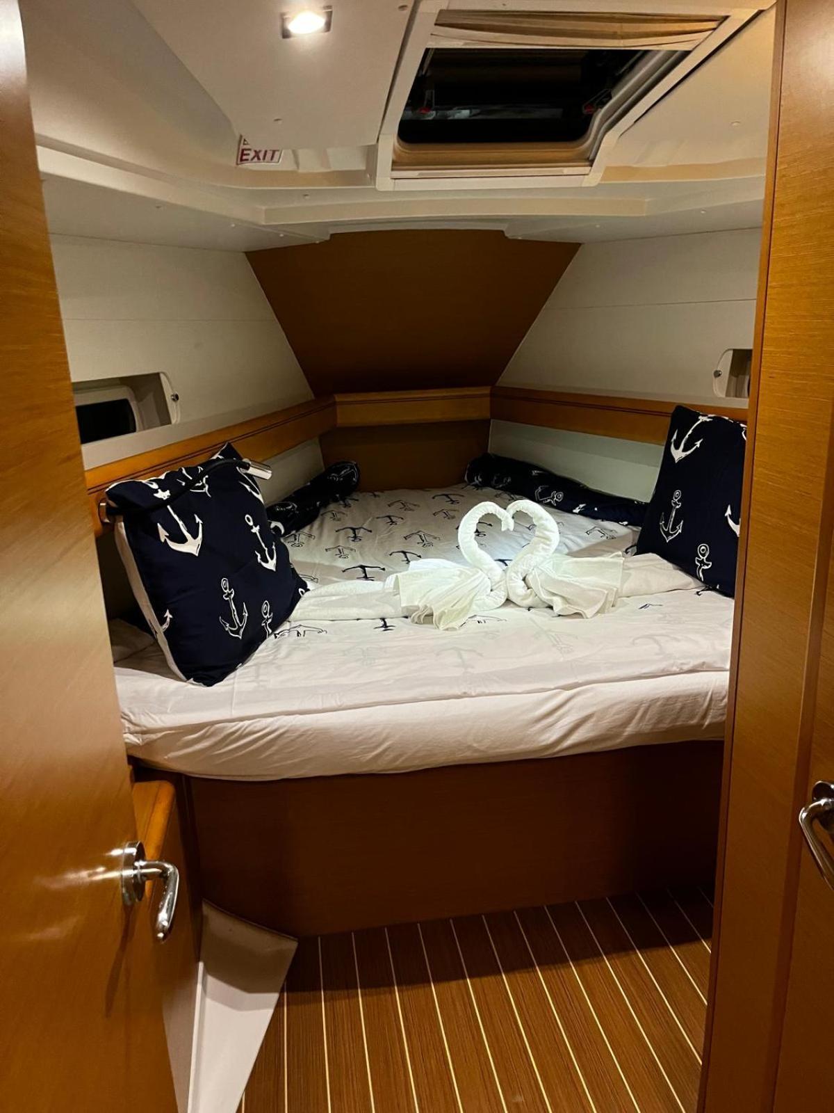 Sleep Aboard A Modern Sailboat In Botel Oeiras