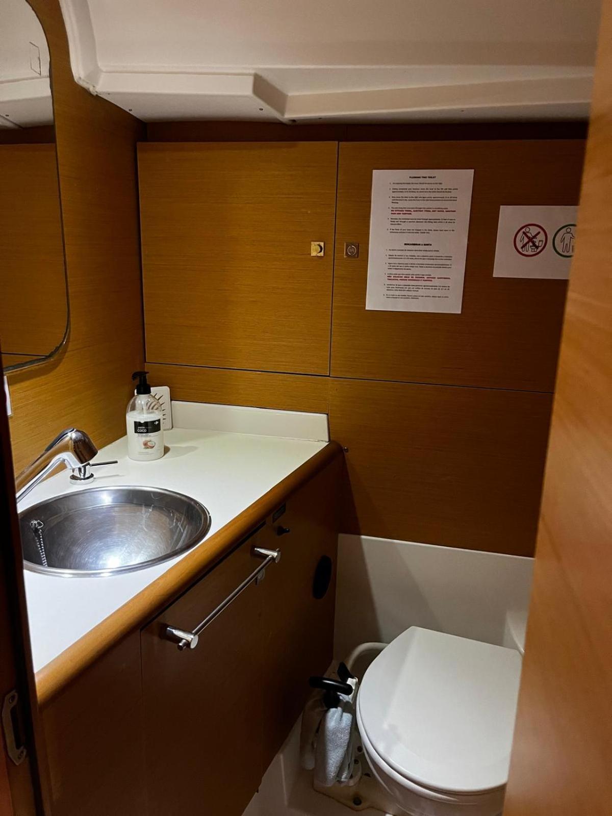 Botel Sleep Aboard A Modern Sailboat In *