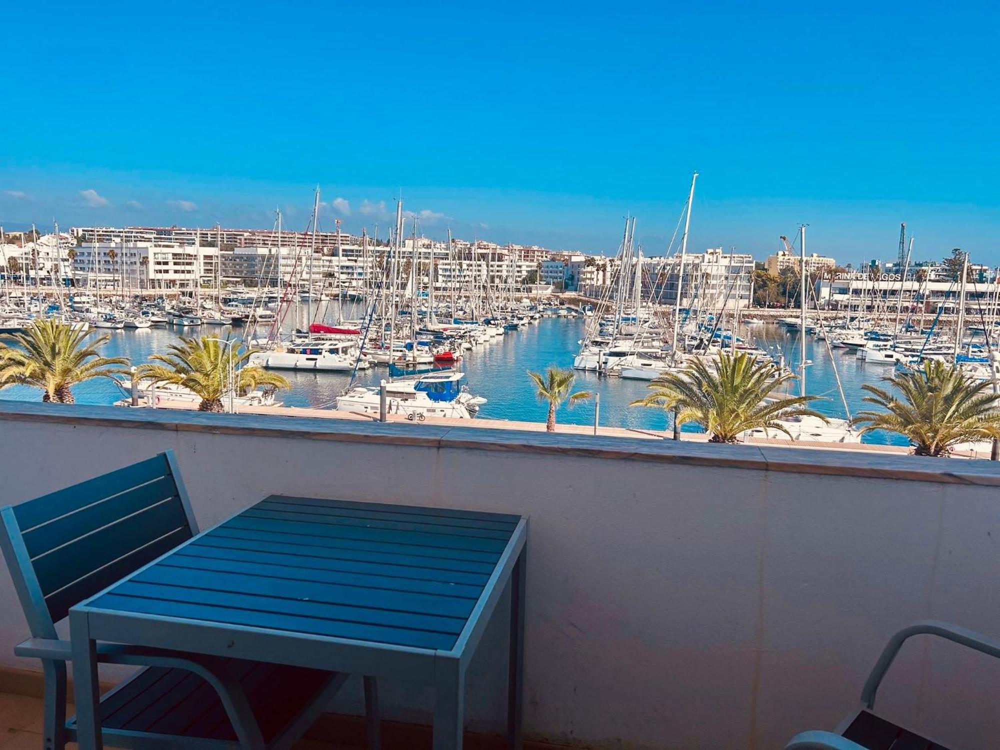 Main Avenue With Marina View Balcony Apartment Lagos