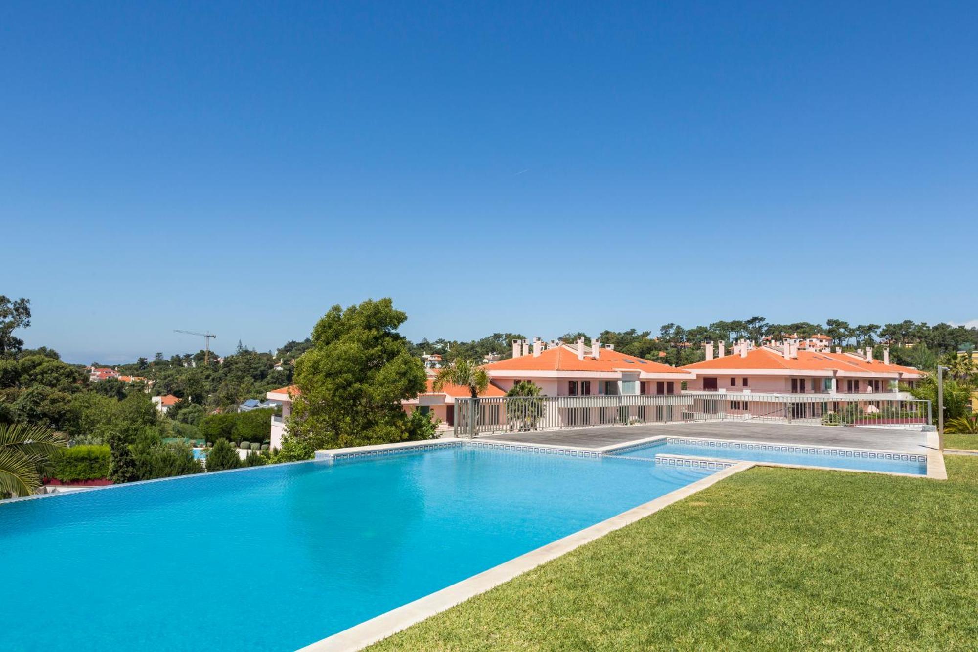 Queens By Cadenzalux Estoril