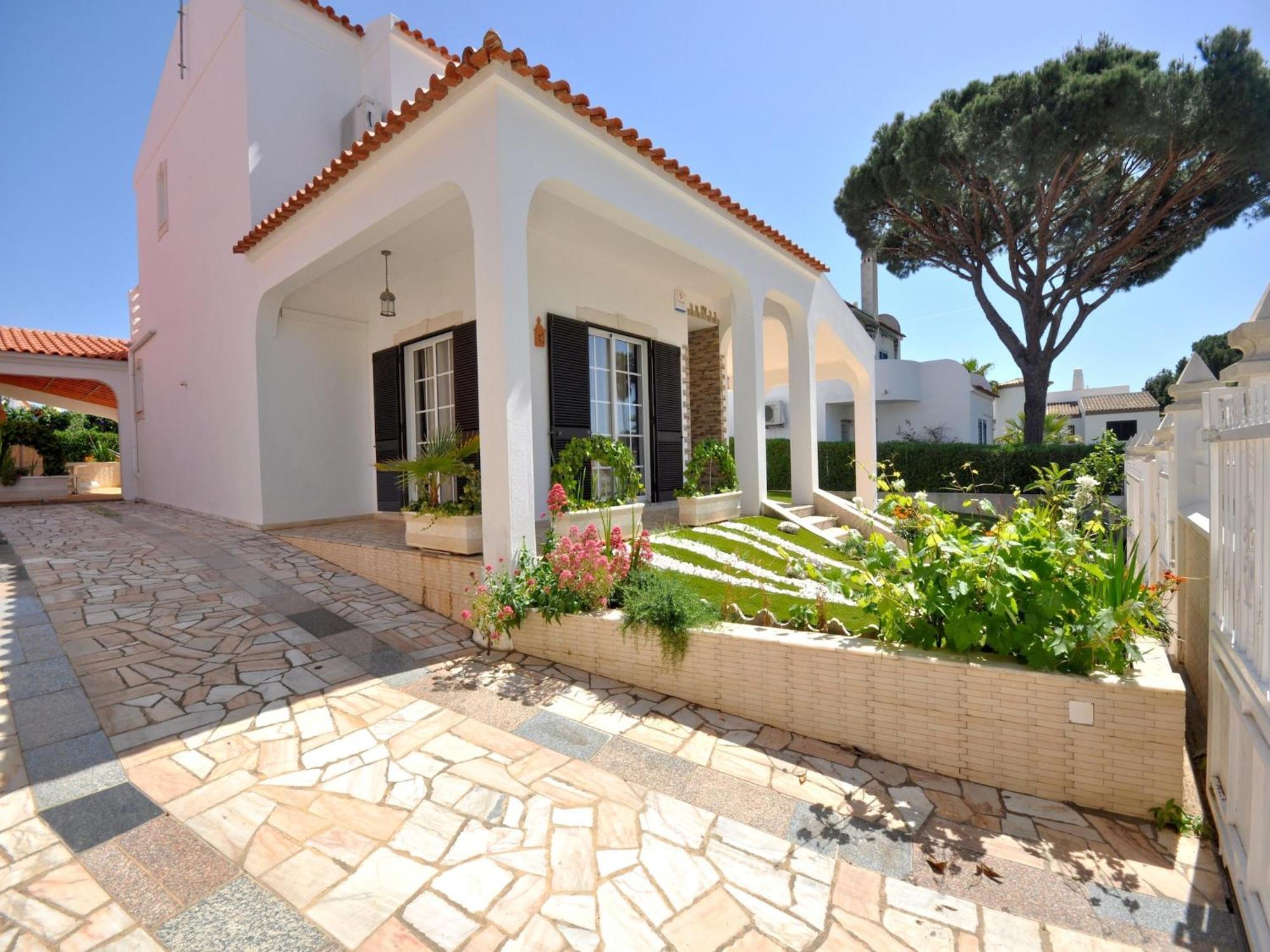 Spacious In The Typical Portuguese Style With Private Swimming Pool Near Holiday home Vilamoura