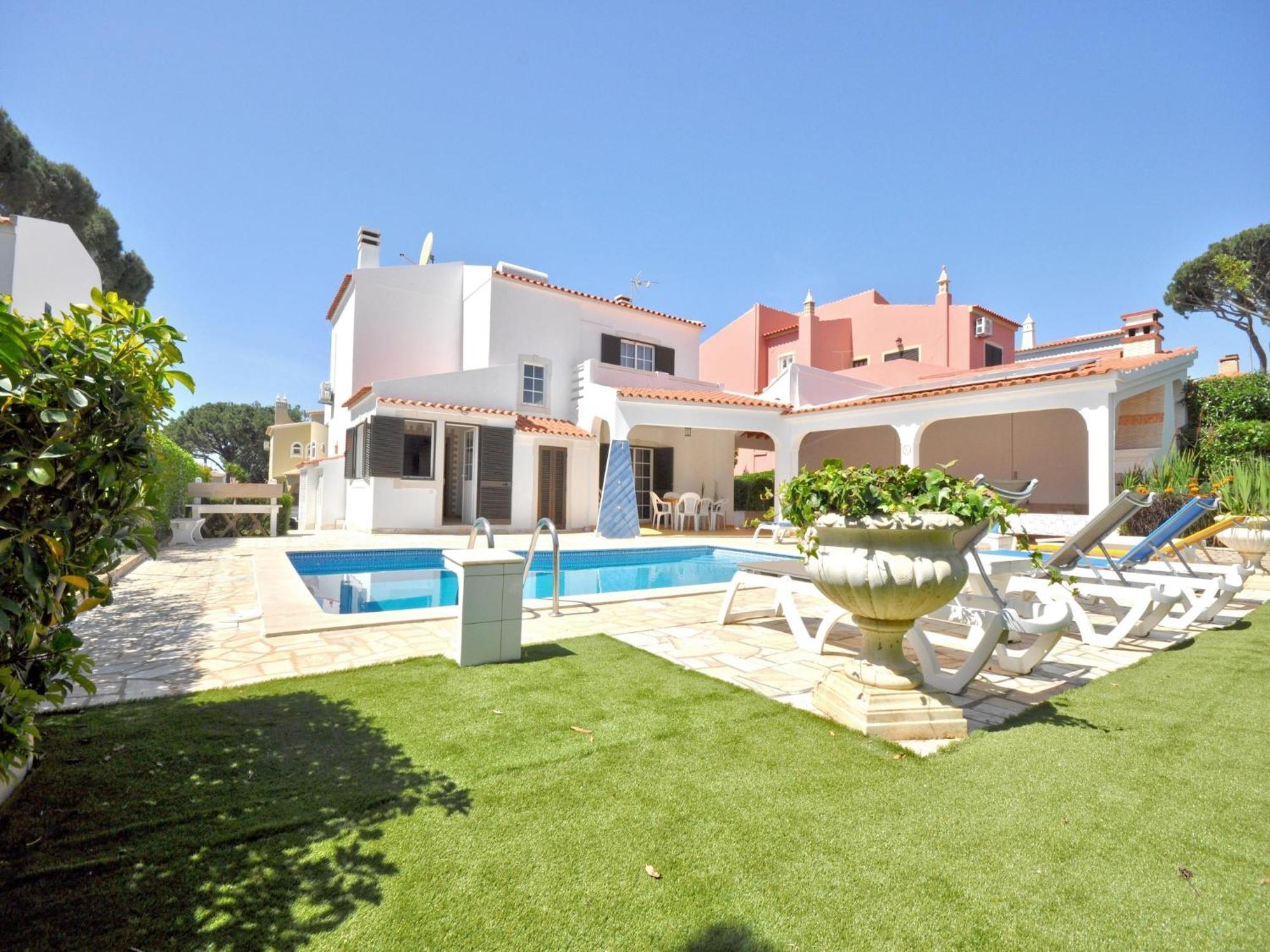 Spacious In The Typical Portuguese Style With Private Swimming Pool Near Holiday home Vilamoura