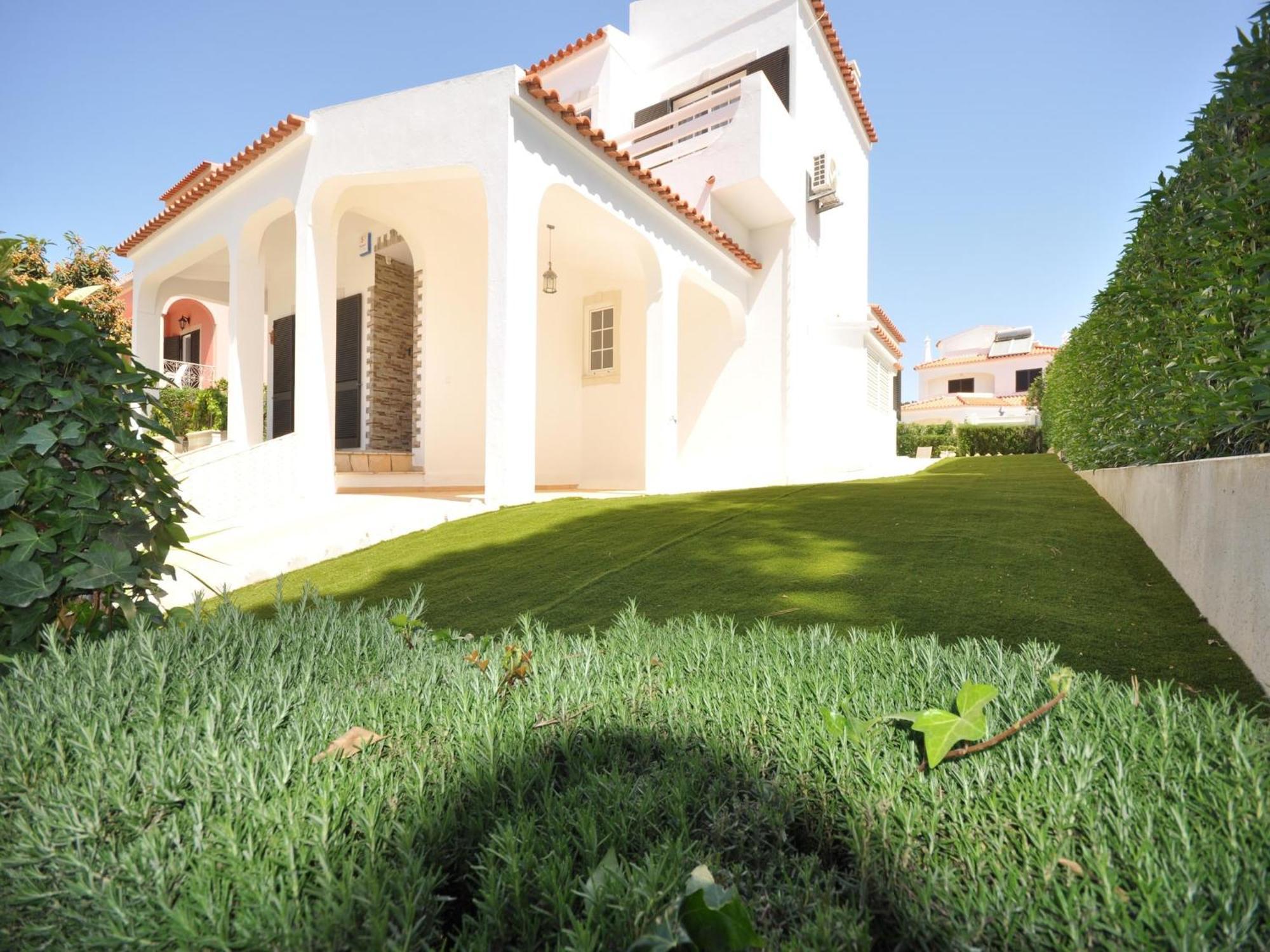 Spacious In The Typical Portuguese Style With Private Swimming Pool Near *