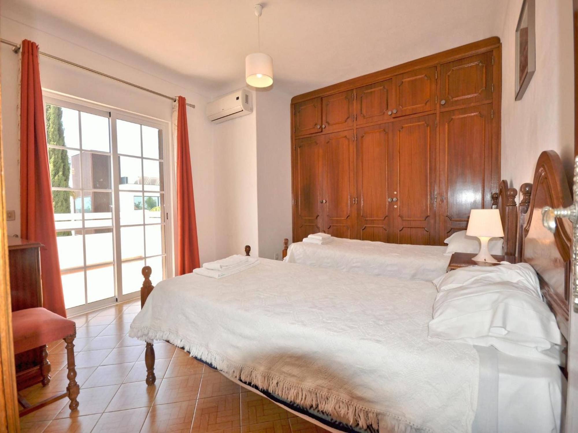 Spacious In The Typical Portuguese Style With Private Swimming Pool Near *
