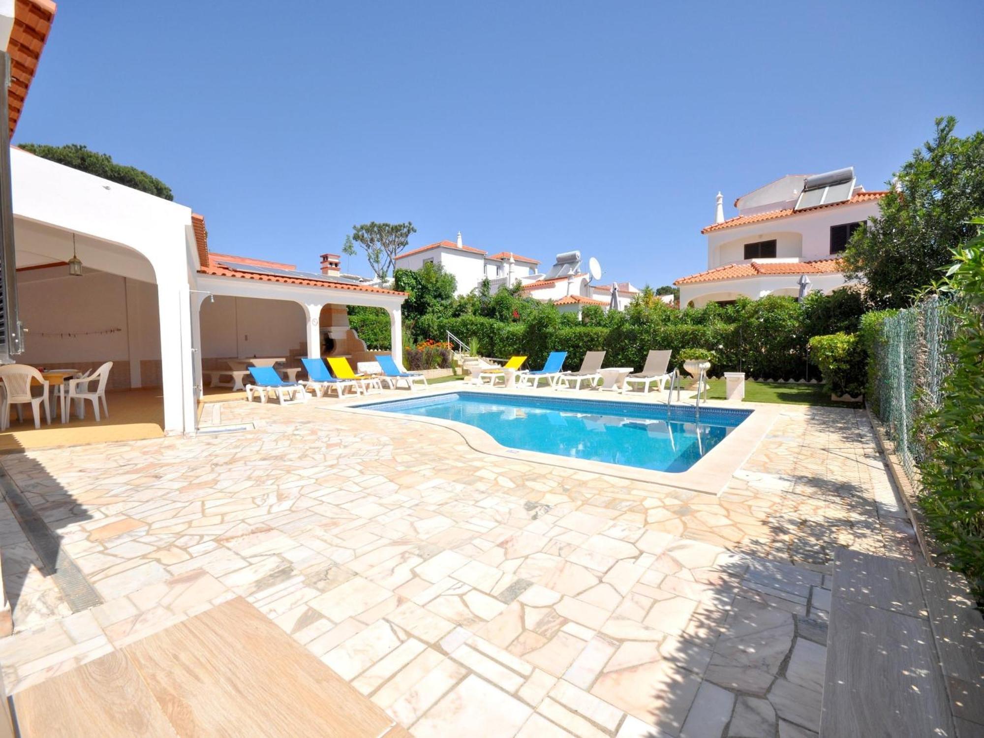 Spacious In The Typical Portuguese Style With Private Swimming Pool Near Vilamoura