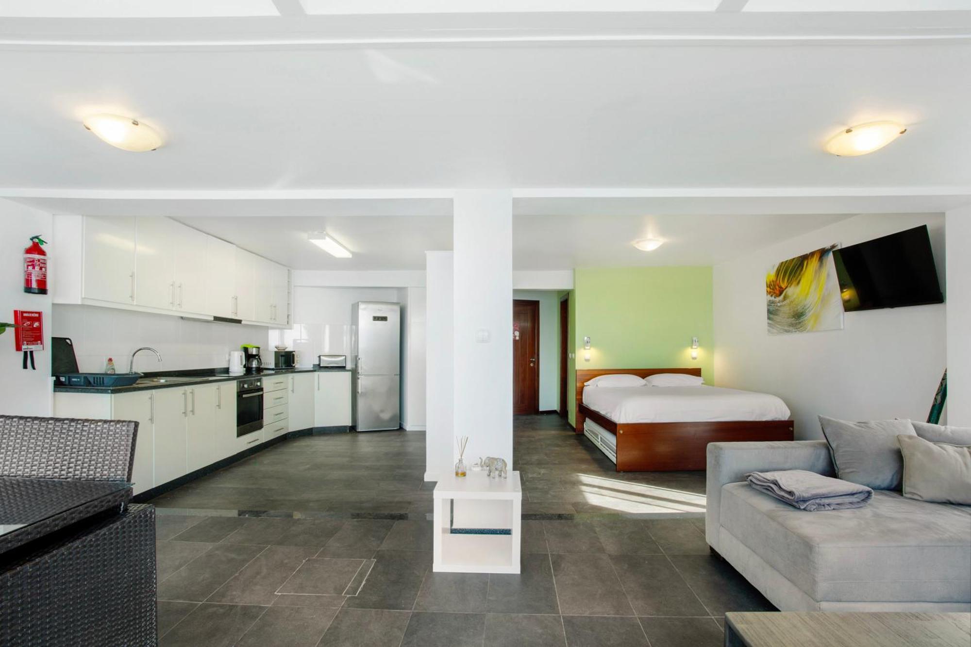 The Wave House - Seaside Haven Apartment