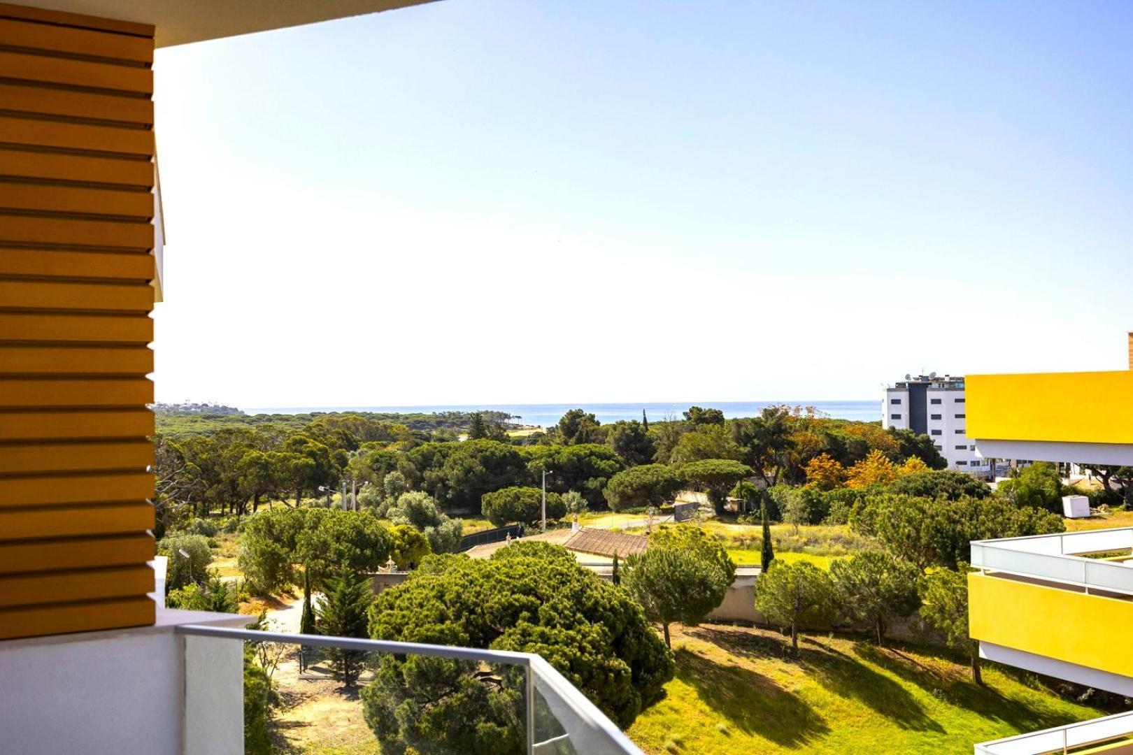 Luxury 3-bed Penthouse With Ocean Views, Terrace & Pool Apartment Quarteira