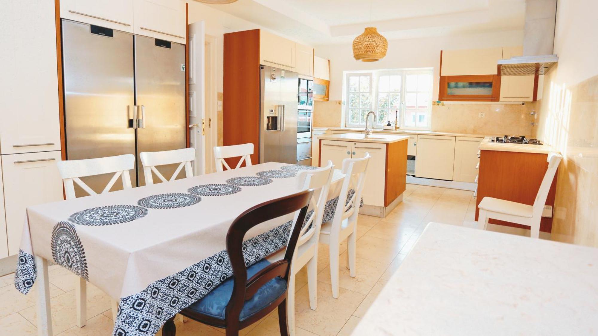 Art 4 Carcavelos Bed & Breakfast *