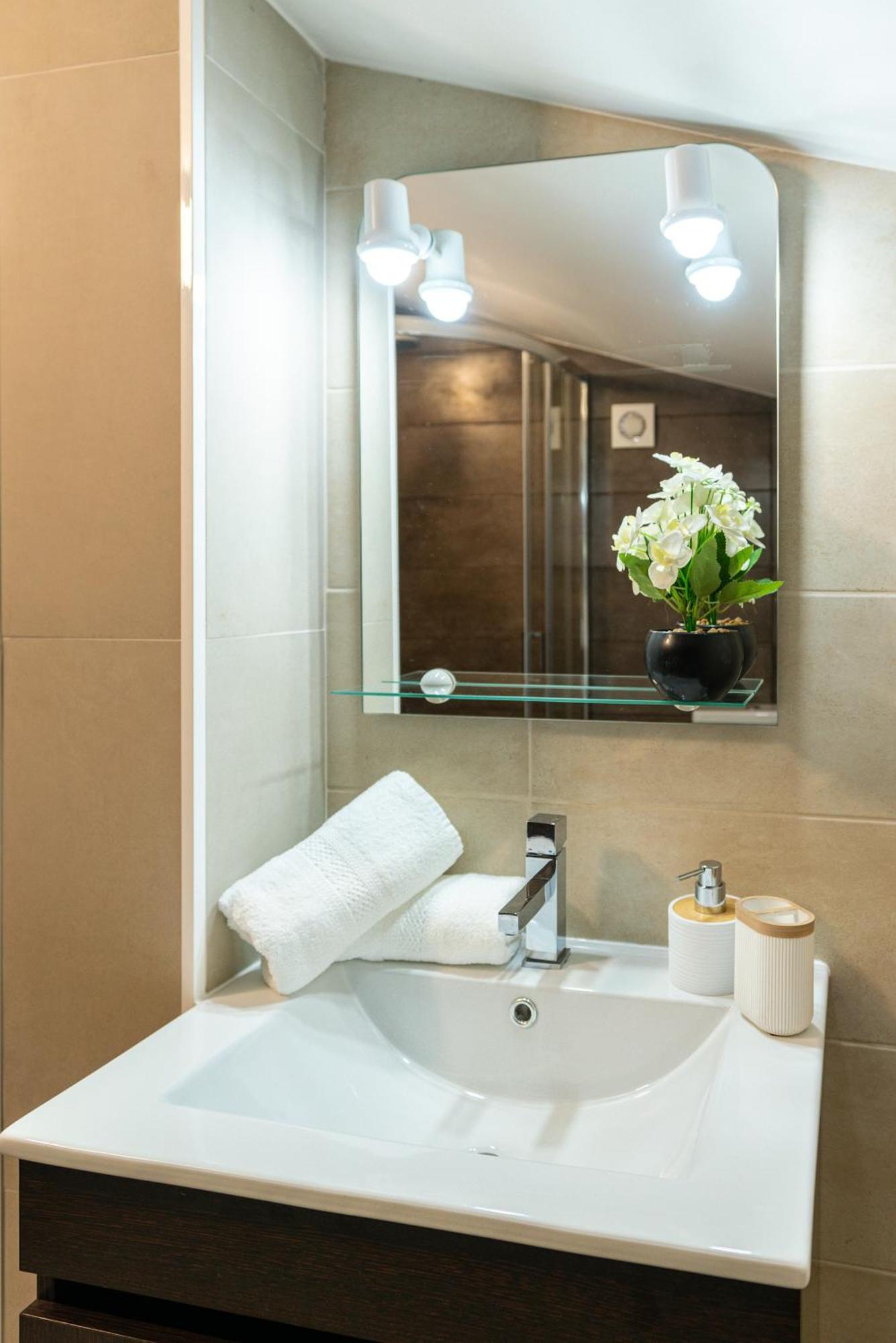 Ana's View, Cozy Apartment, Ac, Sea View & Parking Apartment *
