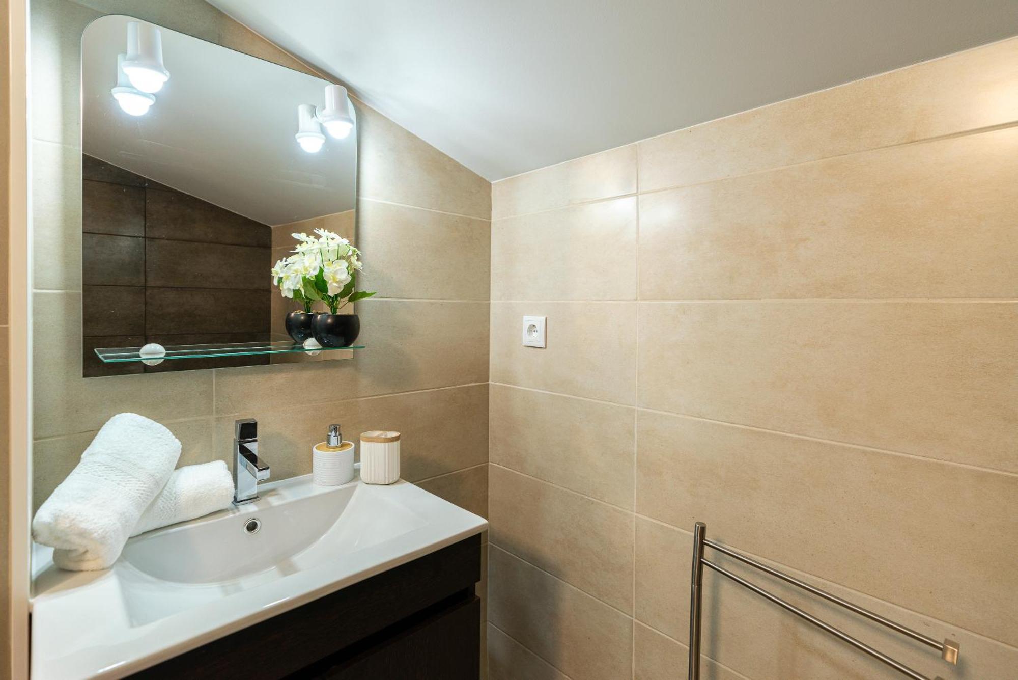 Ana's View, Cozy Apartment, Ac, Sea View & Parking * Arco da Calheta (Madeira)