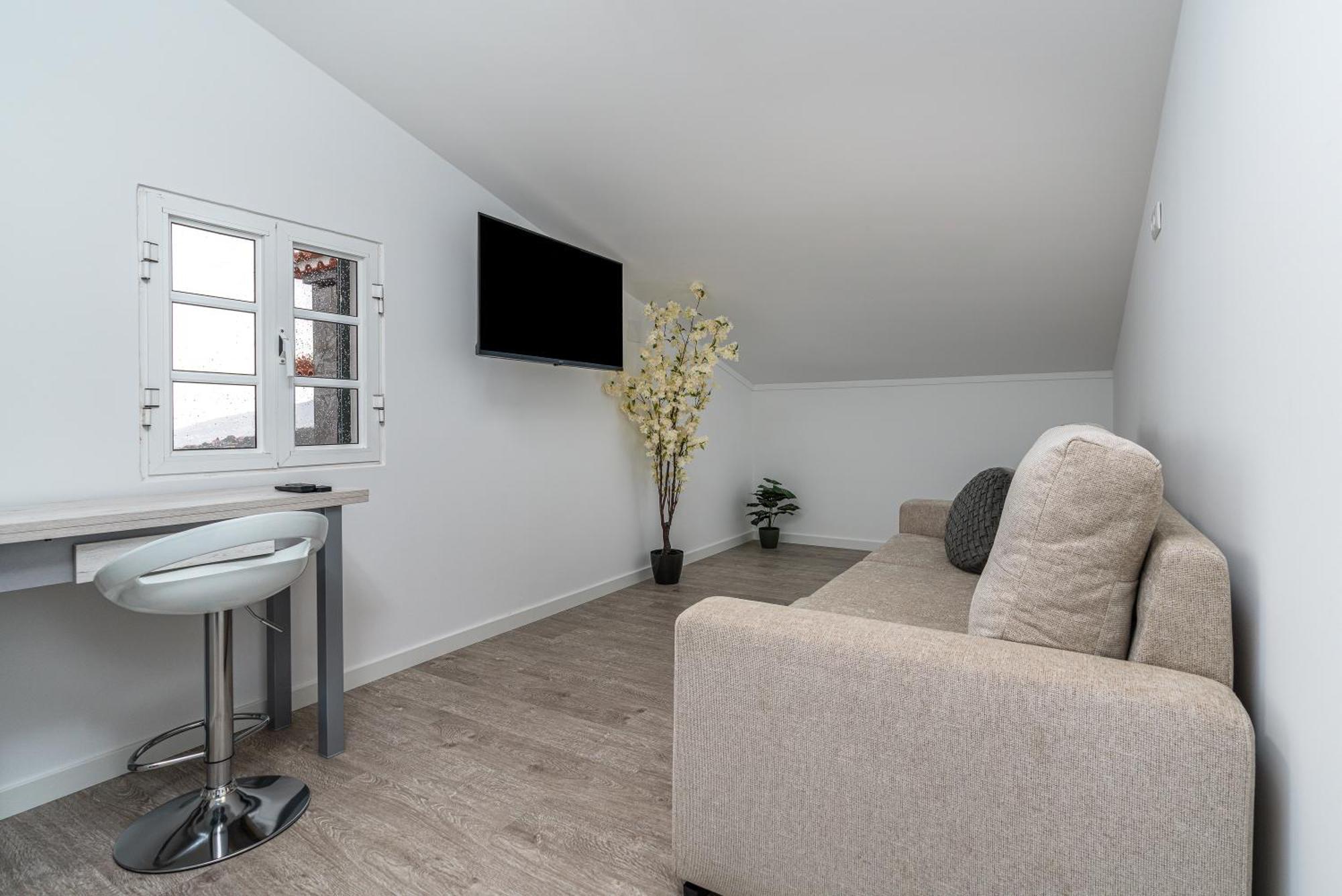 Ana's View, Cozy Apartment, Ac, Sea View & Parking * Arco da Calheta (Madeira)
