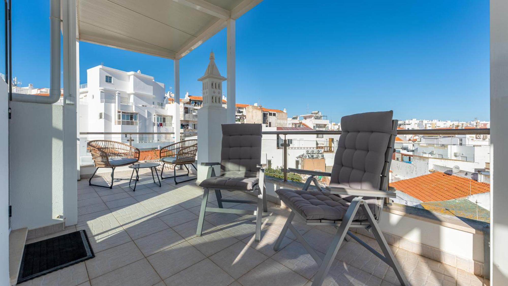 Modern 3 Bdr Duplex House With Terrace By Lovelystay Apartment