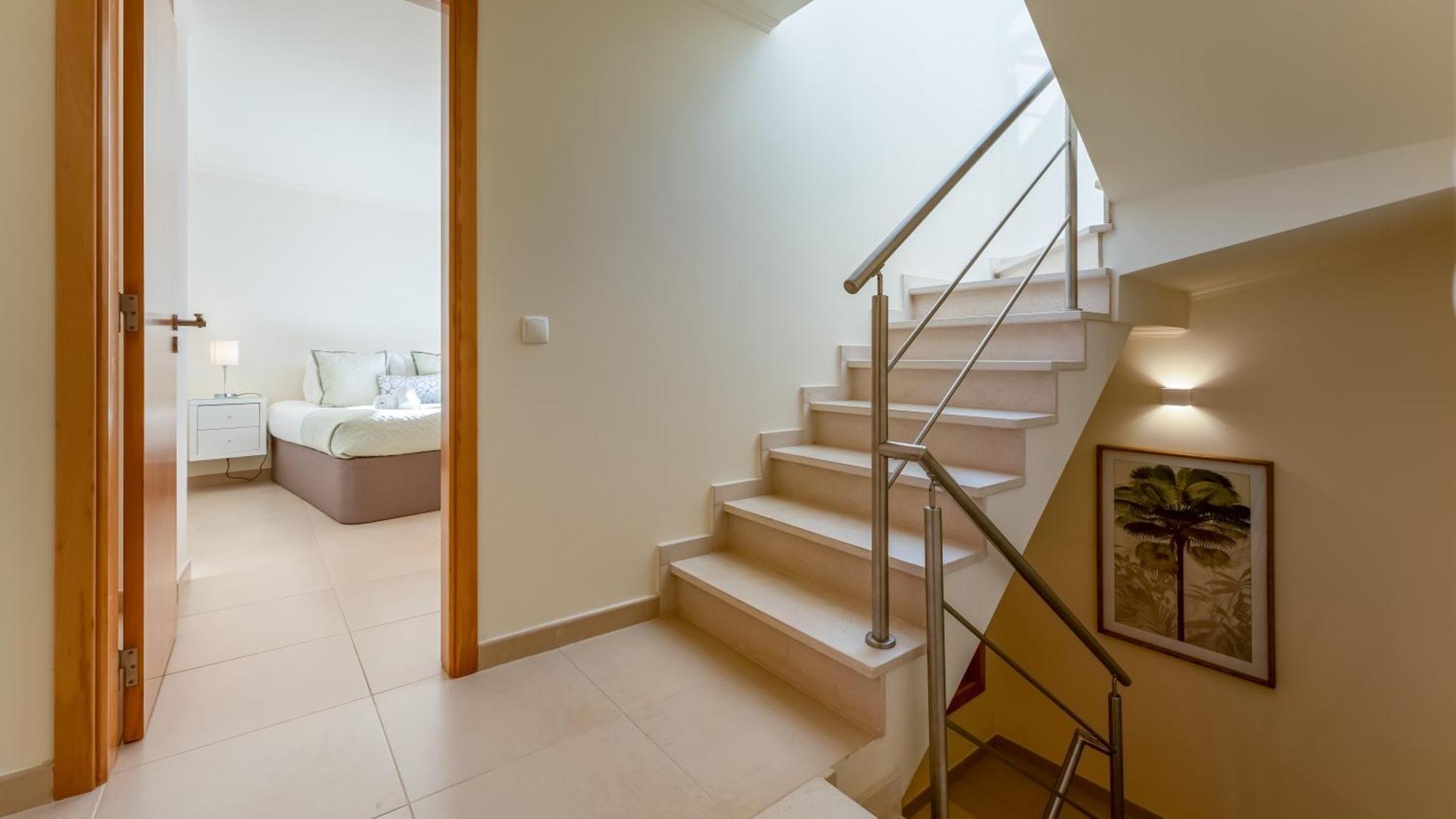 Modern 3 Bdr Duplex House With Terrace By Lovelystay *
