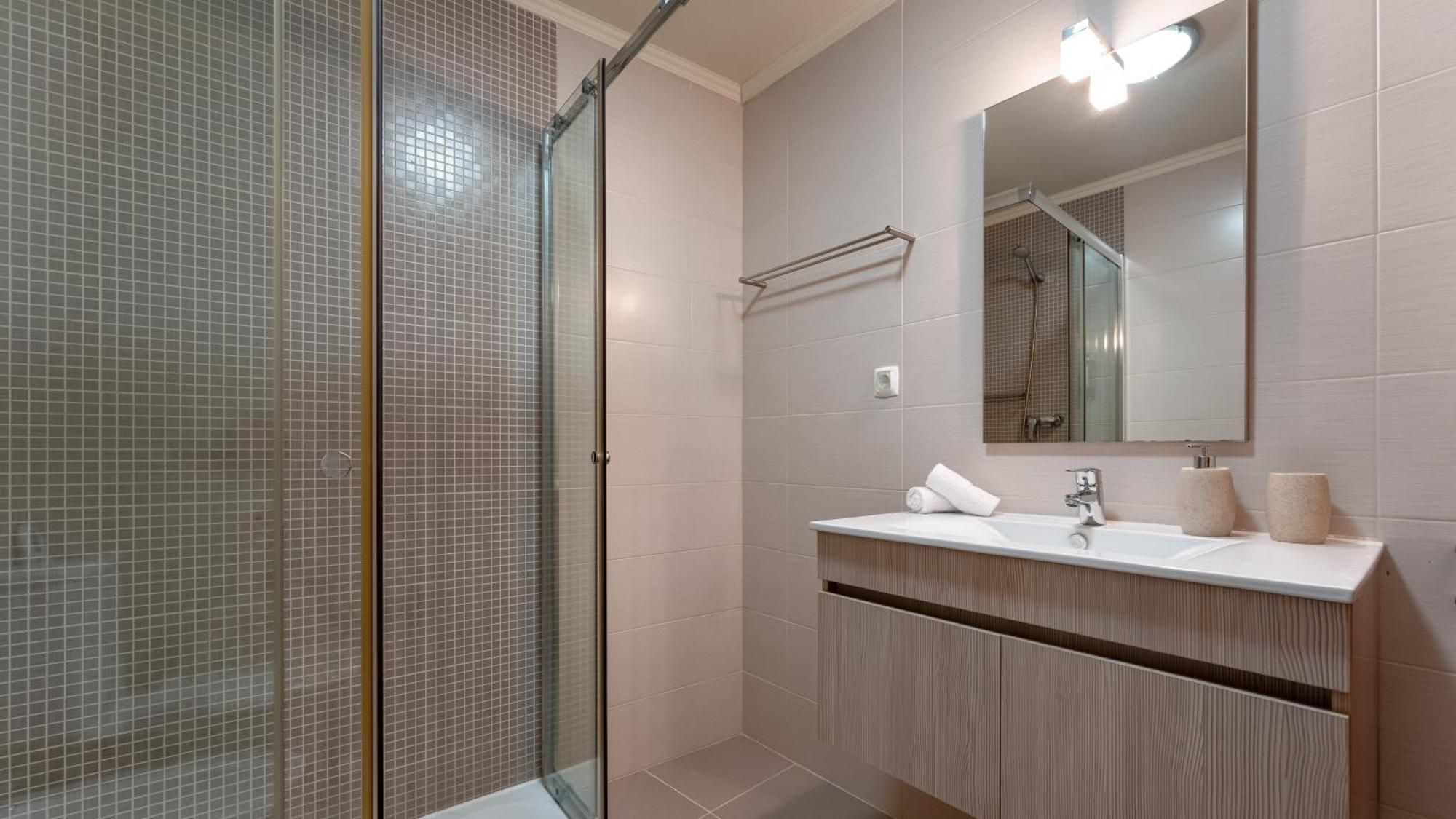 Modern 3 Bdr Duplex House With Terrace By Lovelystay Apartment