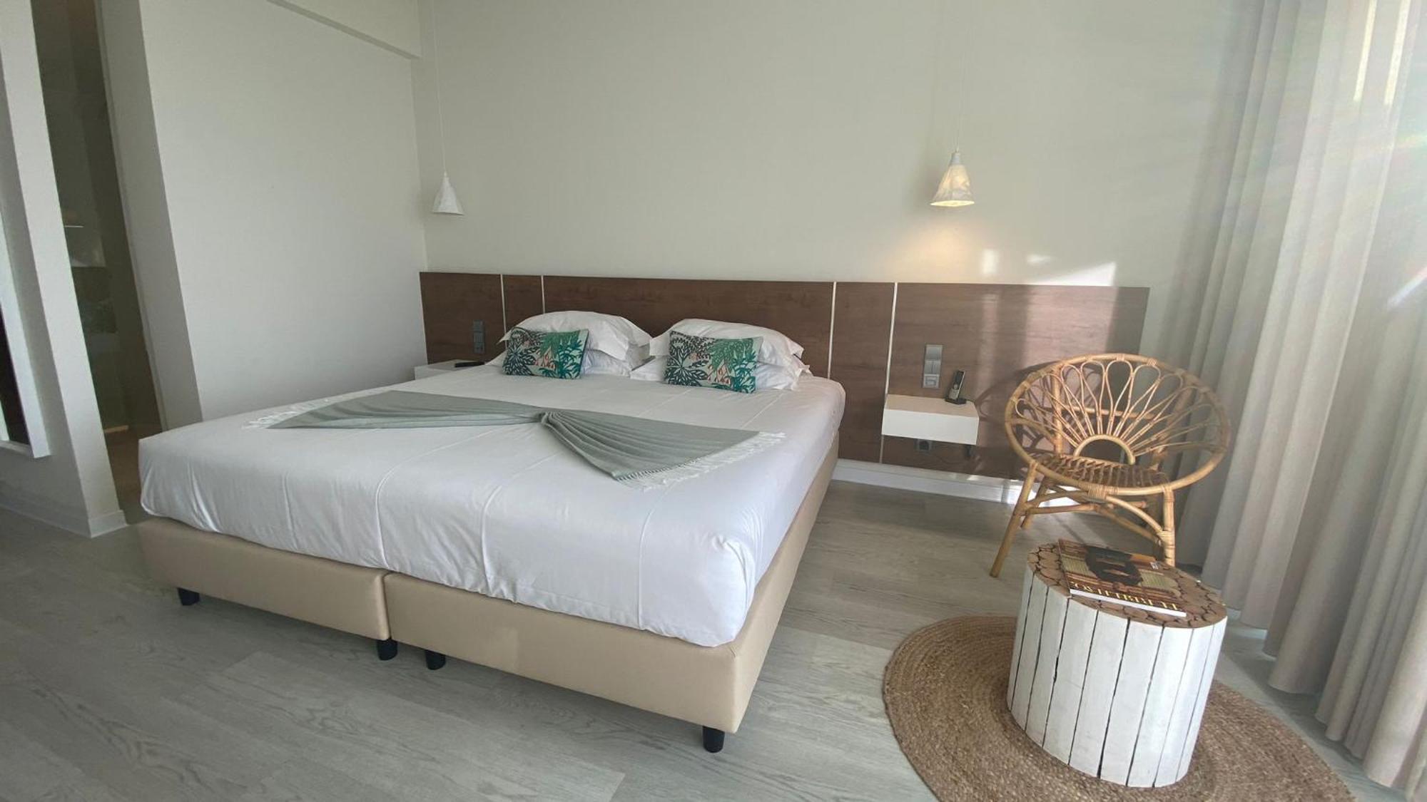 Hotel &