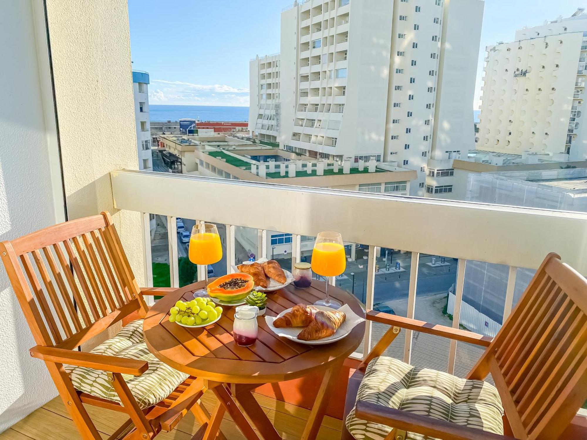 Luxury 2 Min Beach With Balcony, Ocean View, Wifi, Ac, Smarttv Apartment