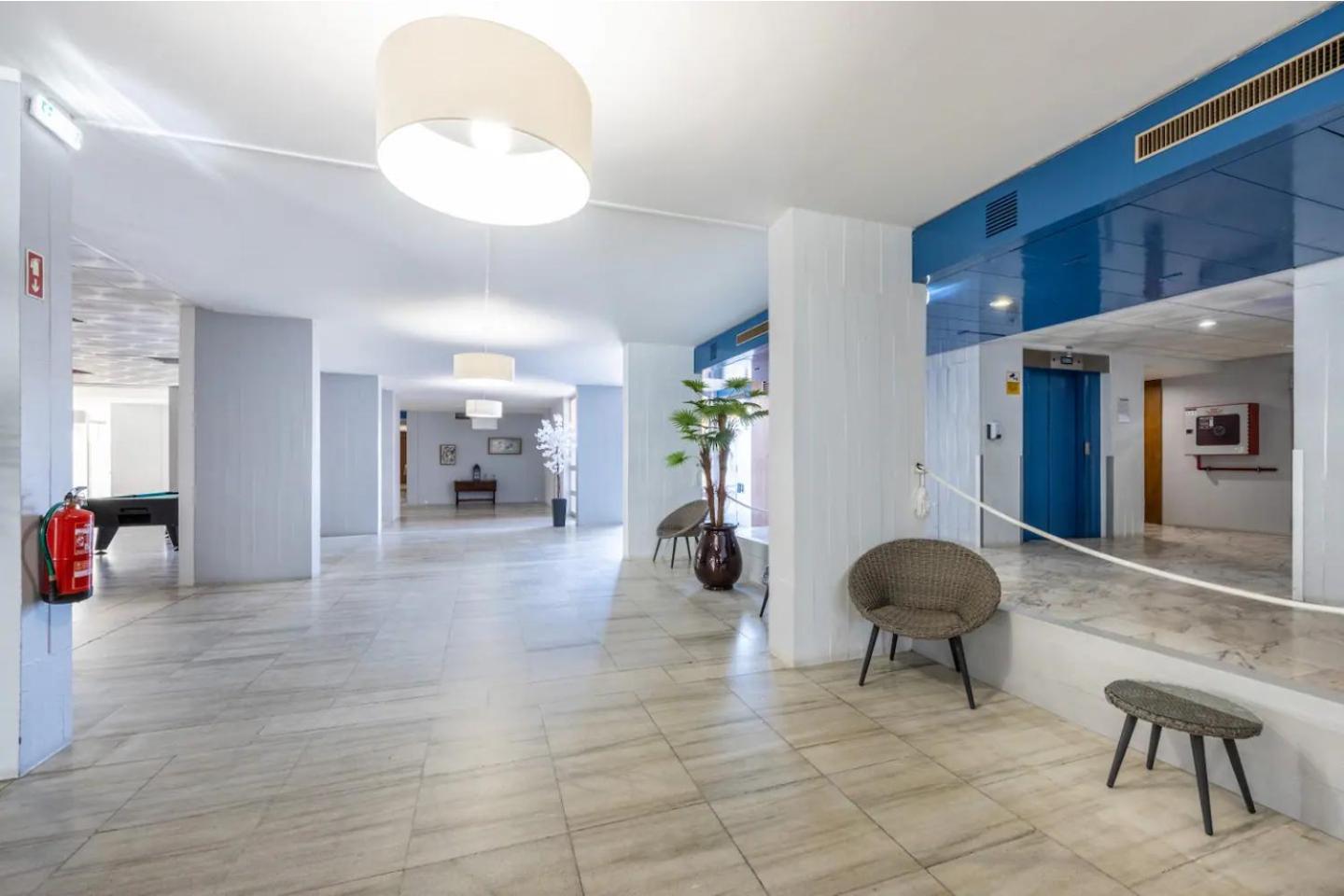 Luxury 2 Min Beach With Balcony, Ocean View, Wifi, Ac, Smarttv Apartment