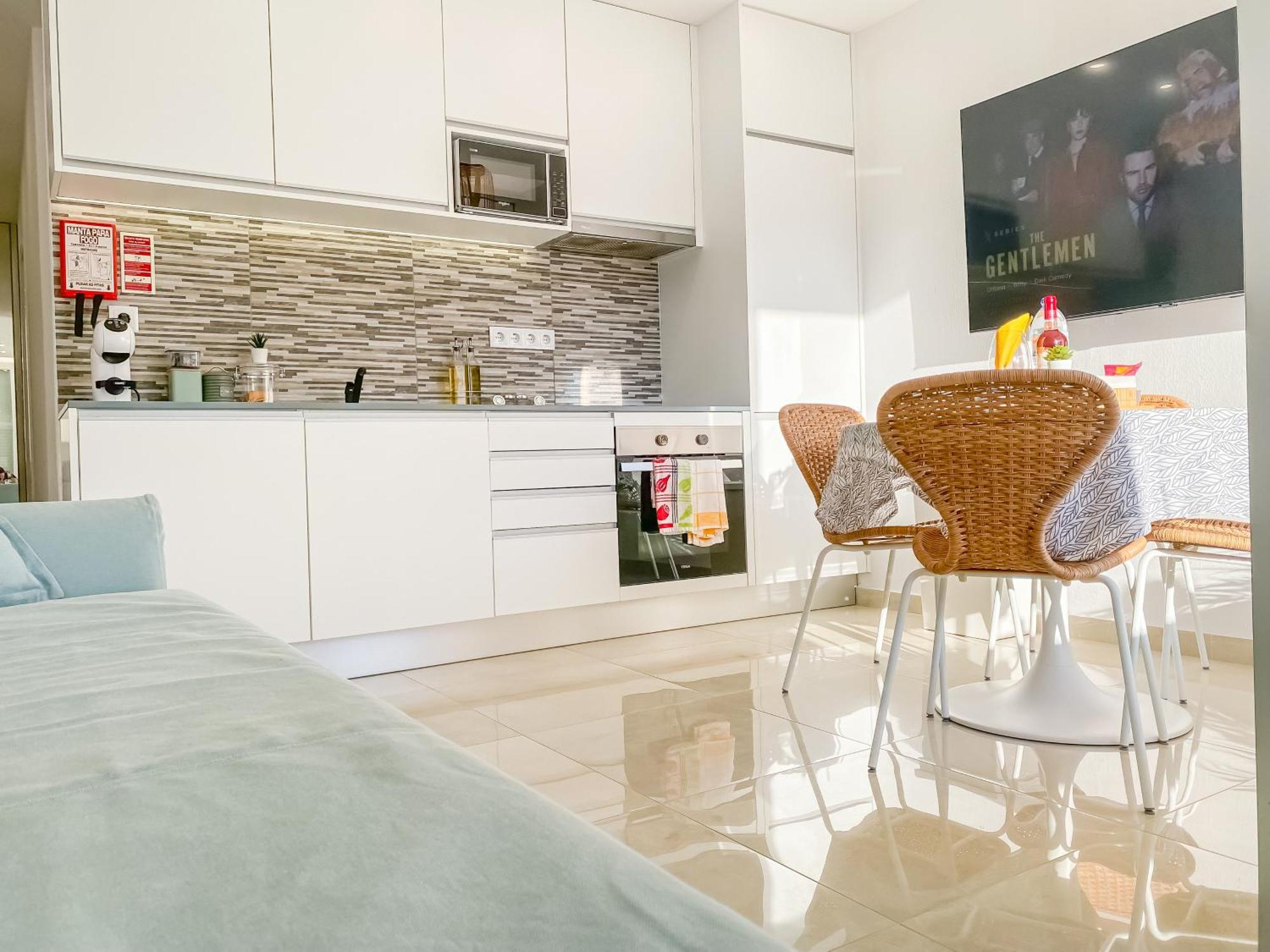 Luxury 2 Min Beach With Balcony, Ocean View, Wifi, Ac, Smarttv * Portimao