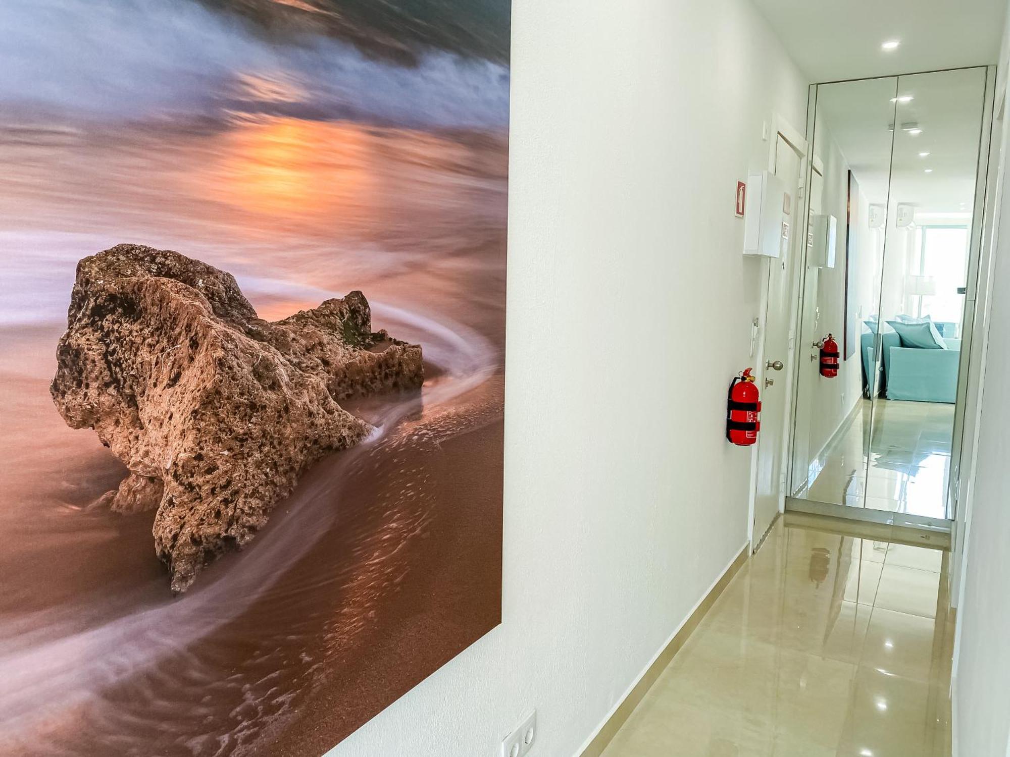Luxury 2 Min Beach With Balcony, Ocean View, Wifi, Ac, Smarttv *
