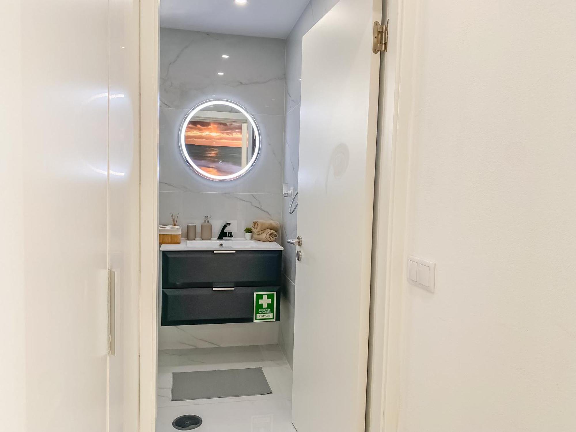 Apartment Luxury 2 Min Beach With Balcony, Ocean View, Wifi, Ac, Smarttv