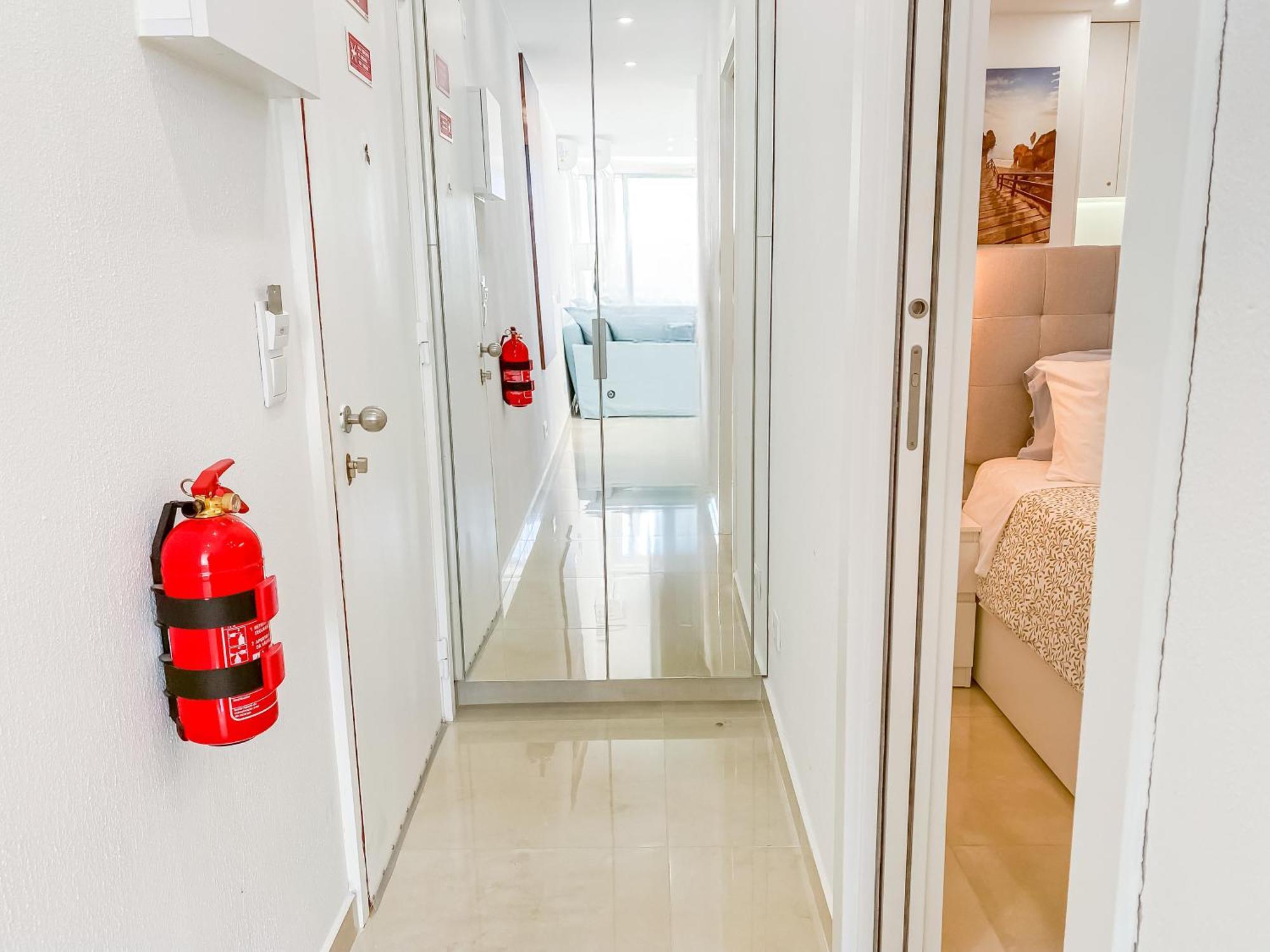 Luxury 2 Min Beach With Balcony, Ocean View, Wifi, Ac, Smarttv Apartment *