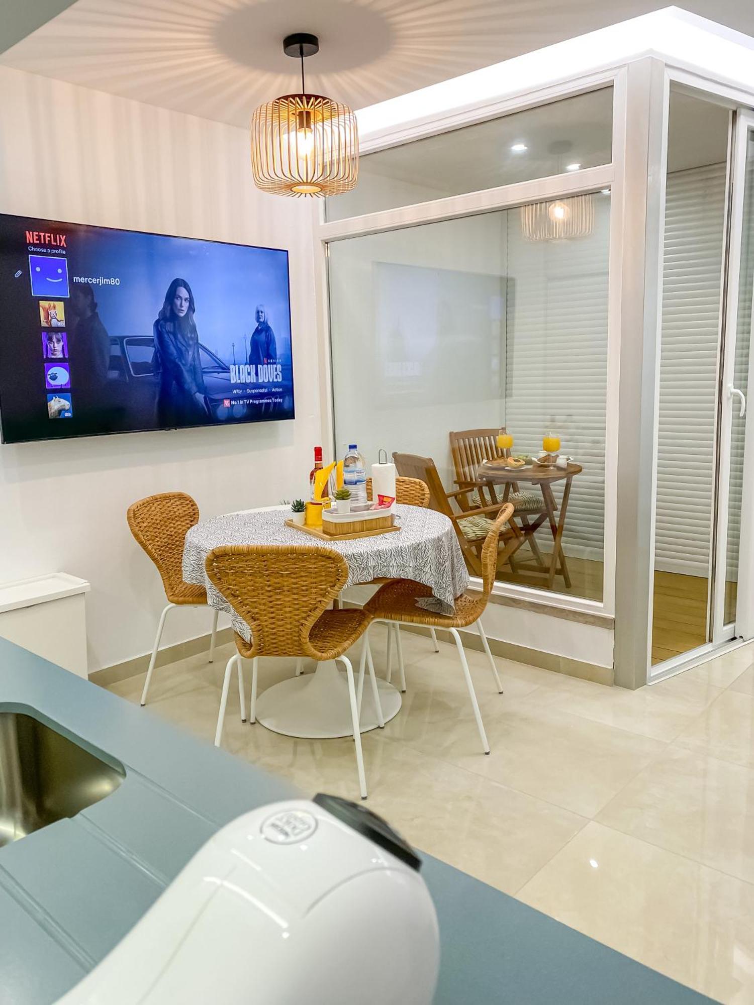Luxury 2 Min Beach With Balcony, Ocean View, Wifi, Ac, Smarttv * Portimao