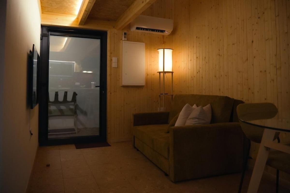 1 Minute From - Wood Chalet *