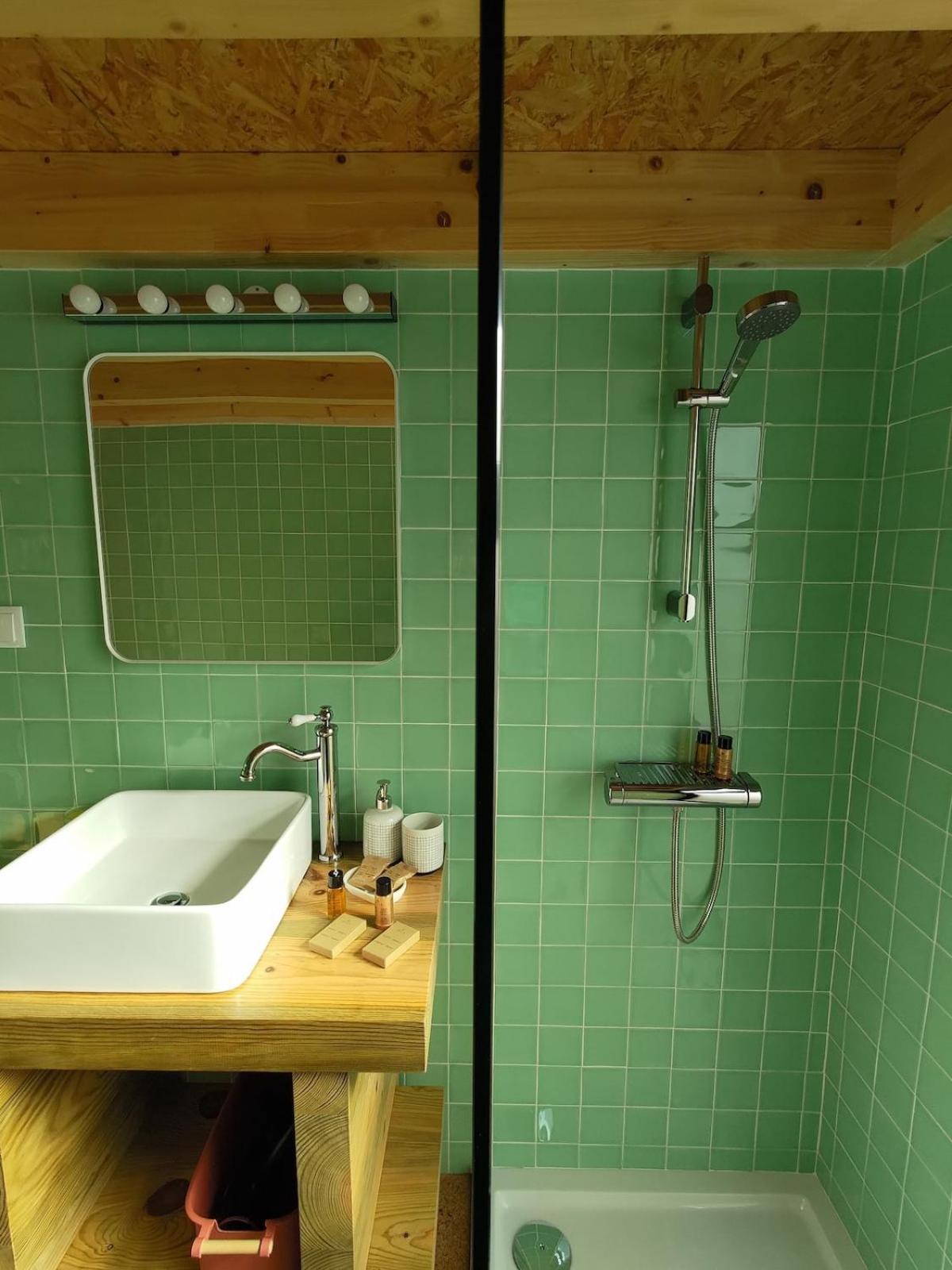 1 Minute From - Wood Chalet *
