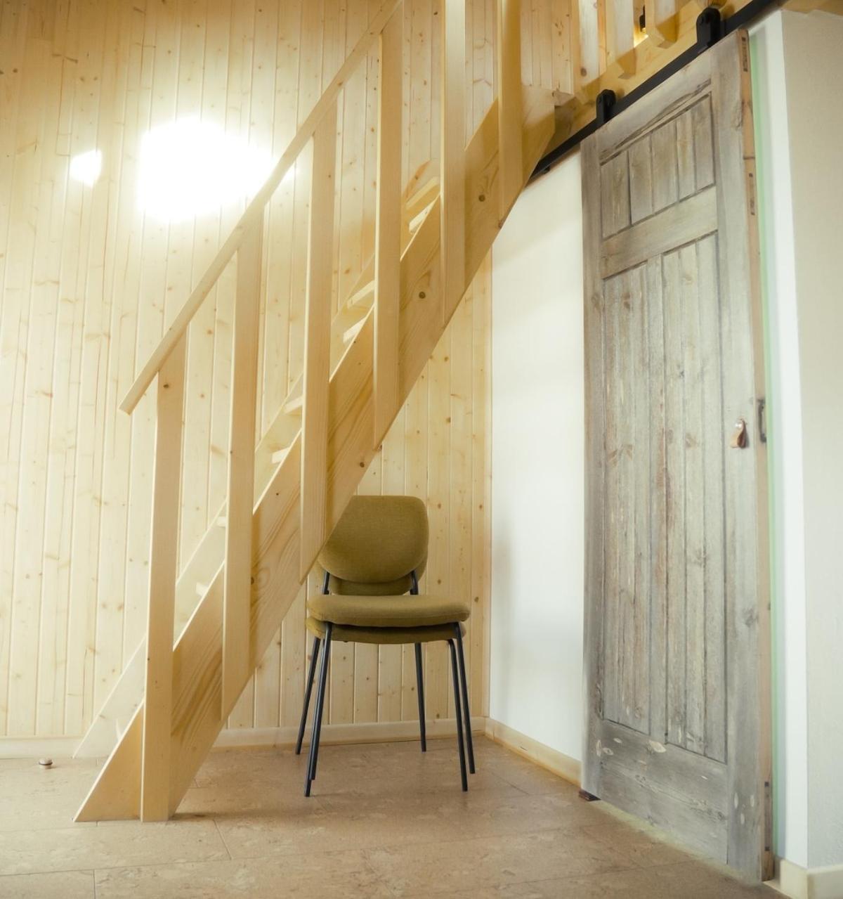 1 Minute From - Wood Chalet