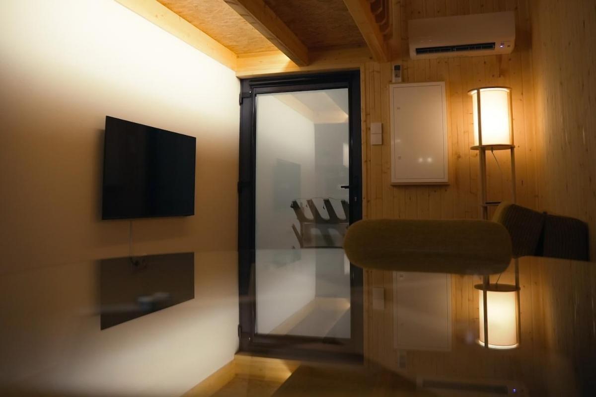1 Minute From - Wood Chalet *