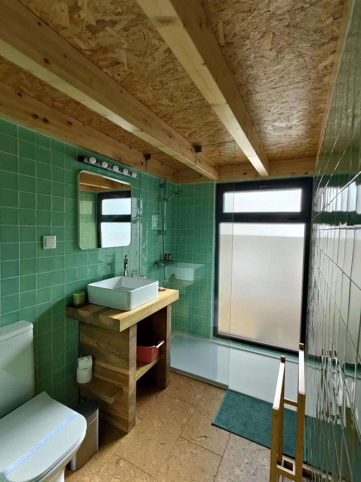 1 Minute From - Wood Chalet