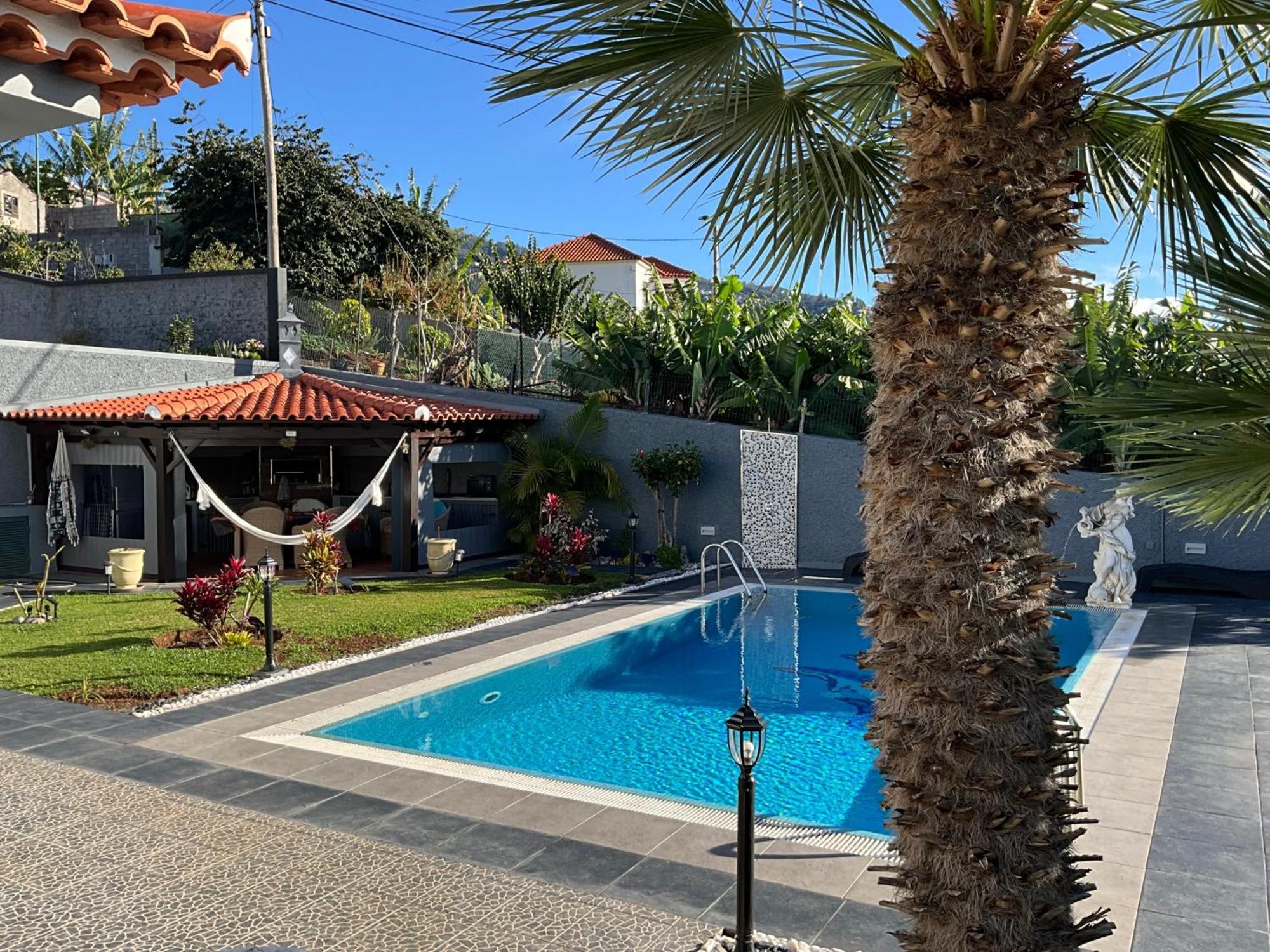 Funchal Apt- Sleeps 2 - Pool & Parking - Madeira