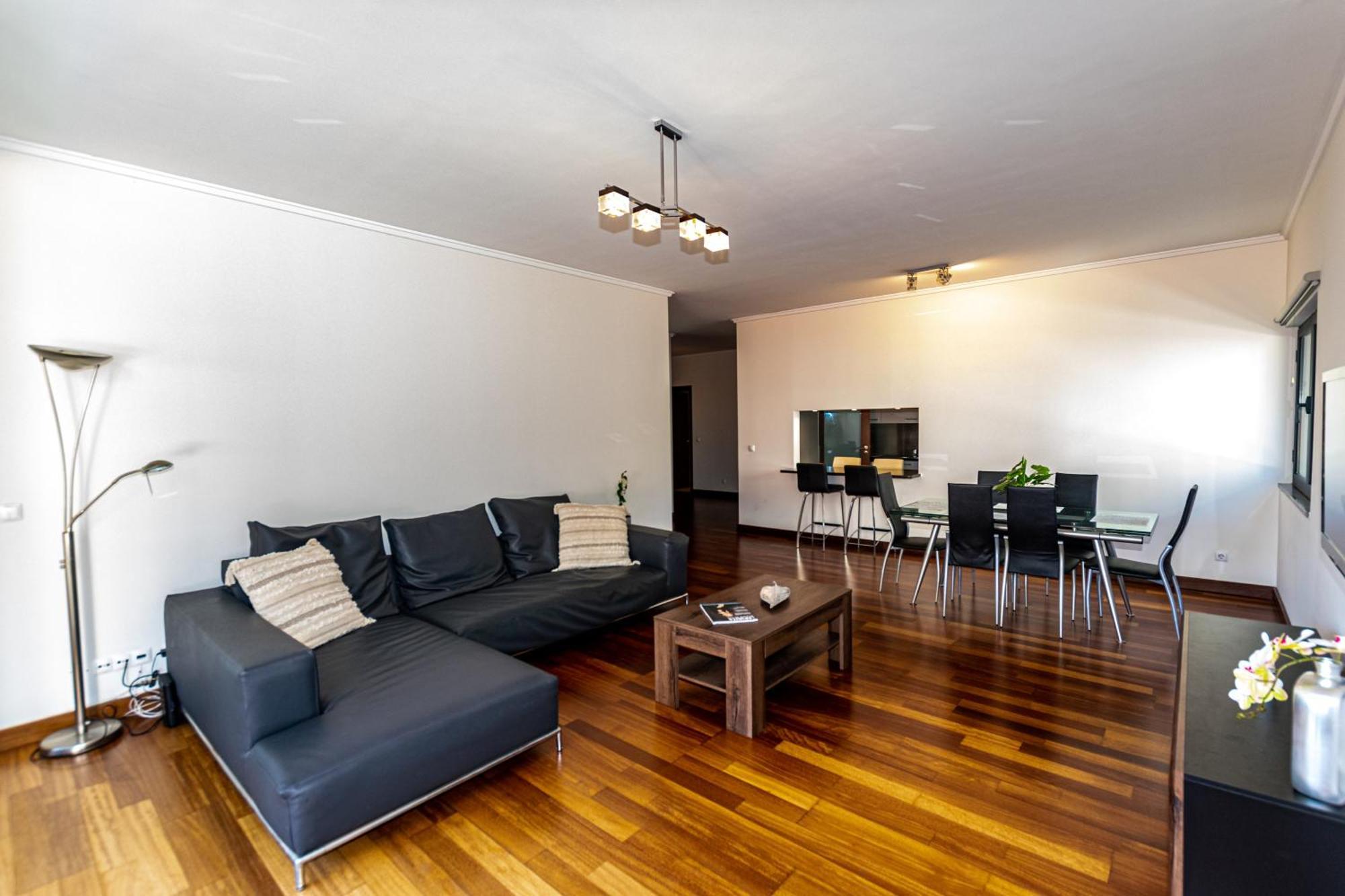 Sunscape - 2 Bdr, Avenida Infante, Front Of Savoy Palace Apartment *