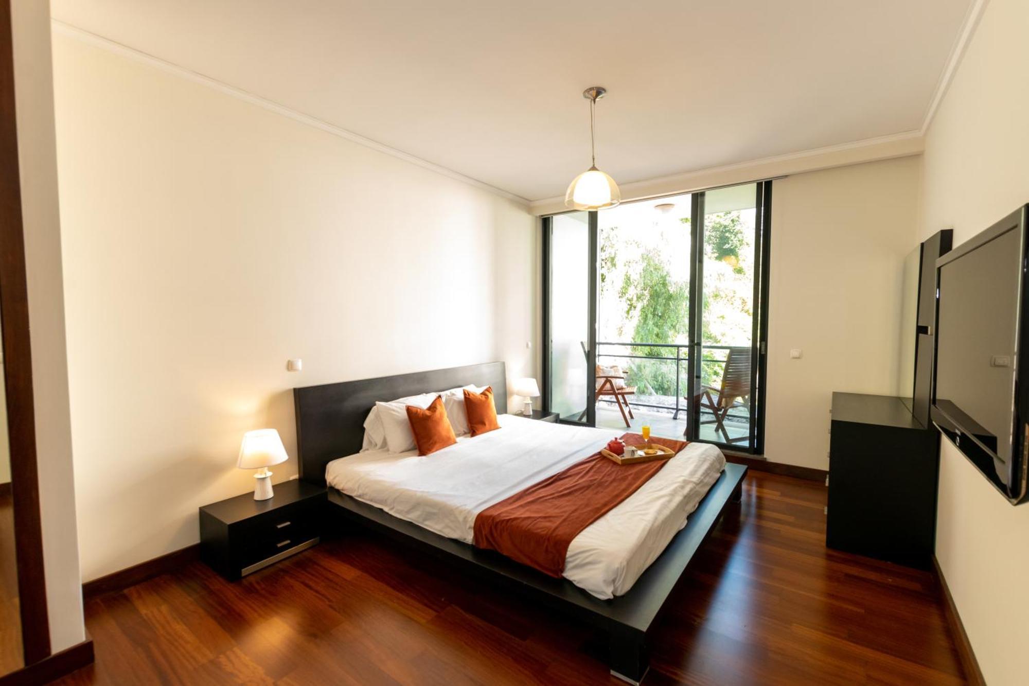 Sunscape - 2 Bdr, Avenida Infante, Front Of Savoy Palace Apartment *