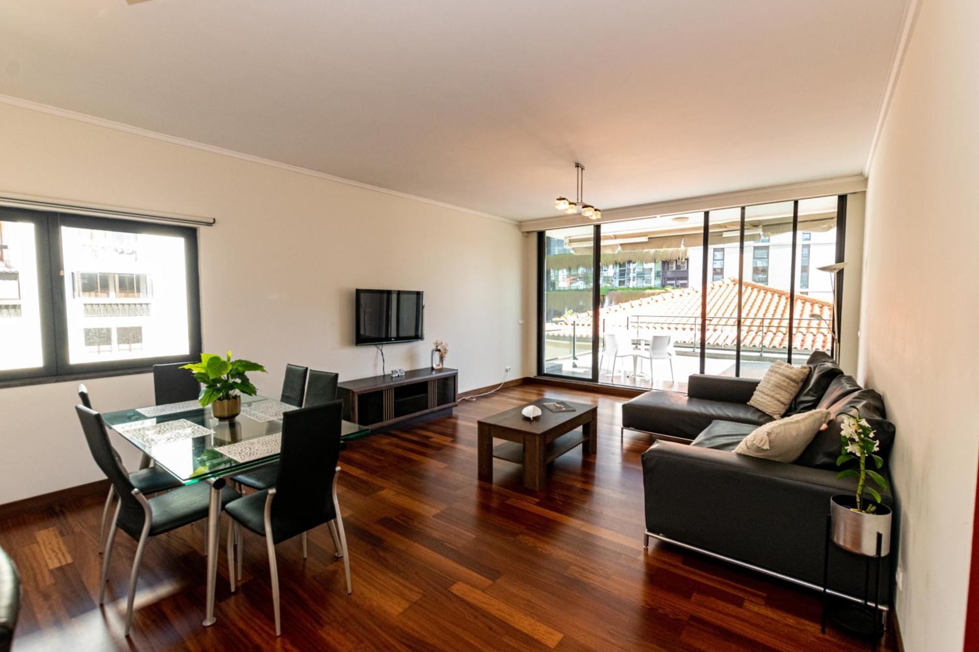 Sunscape - 2 Bdr, Avenida Infante, Front Of Savoy Palace Apartment *