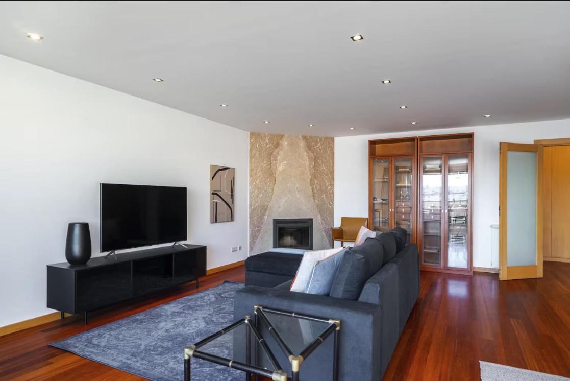 Whome Penthouse Luxe - Views, Terrace & Parking