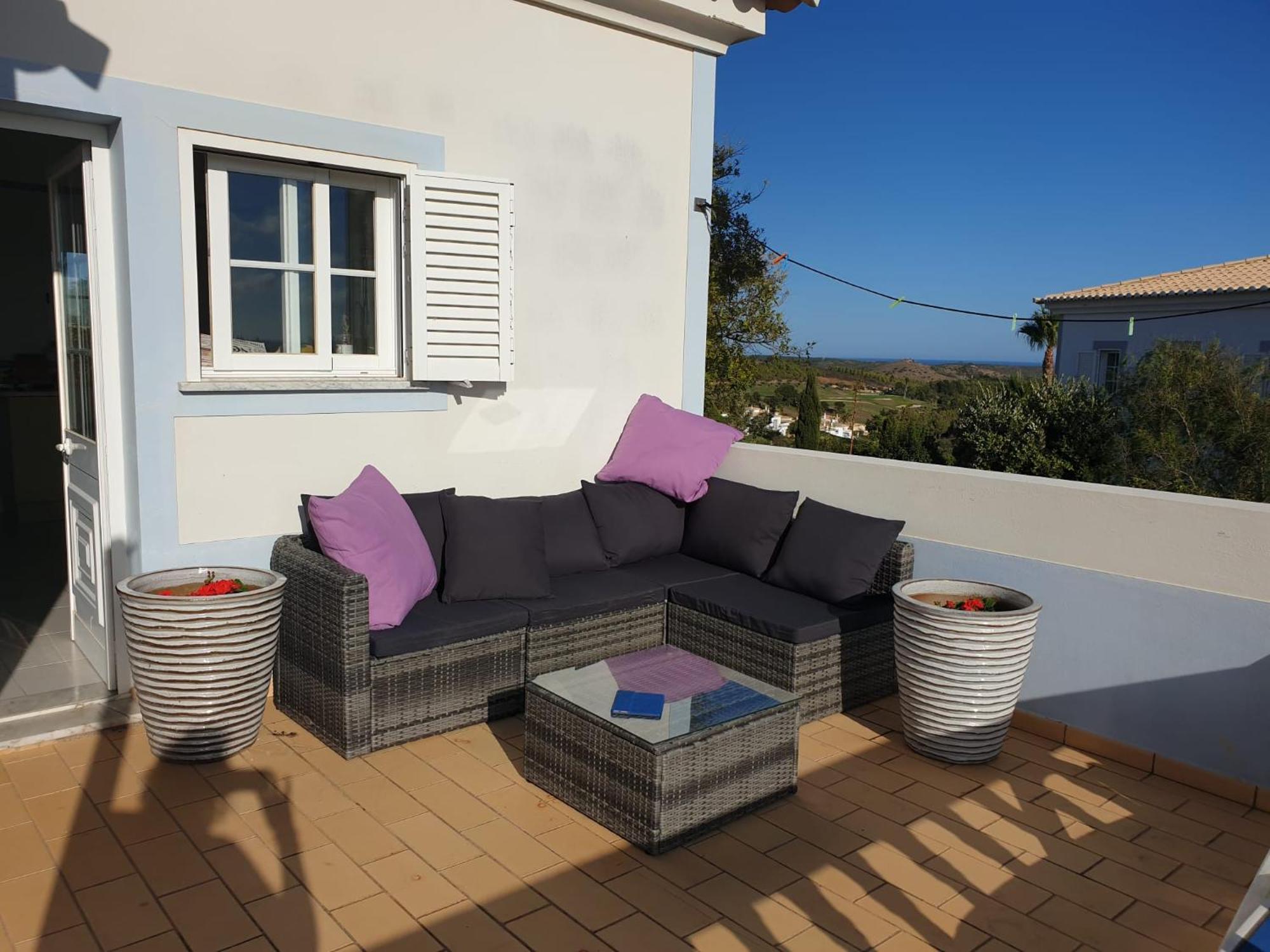 Stunning With Pool & View Near *