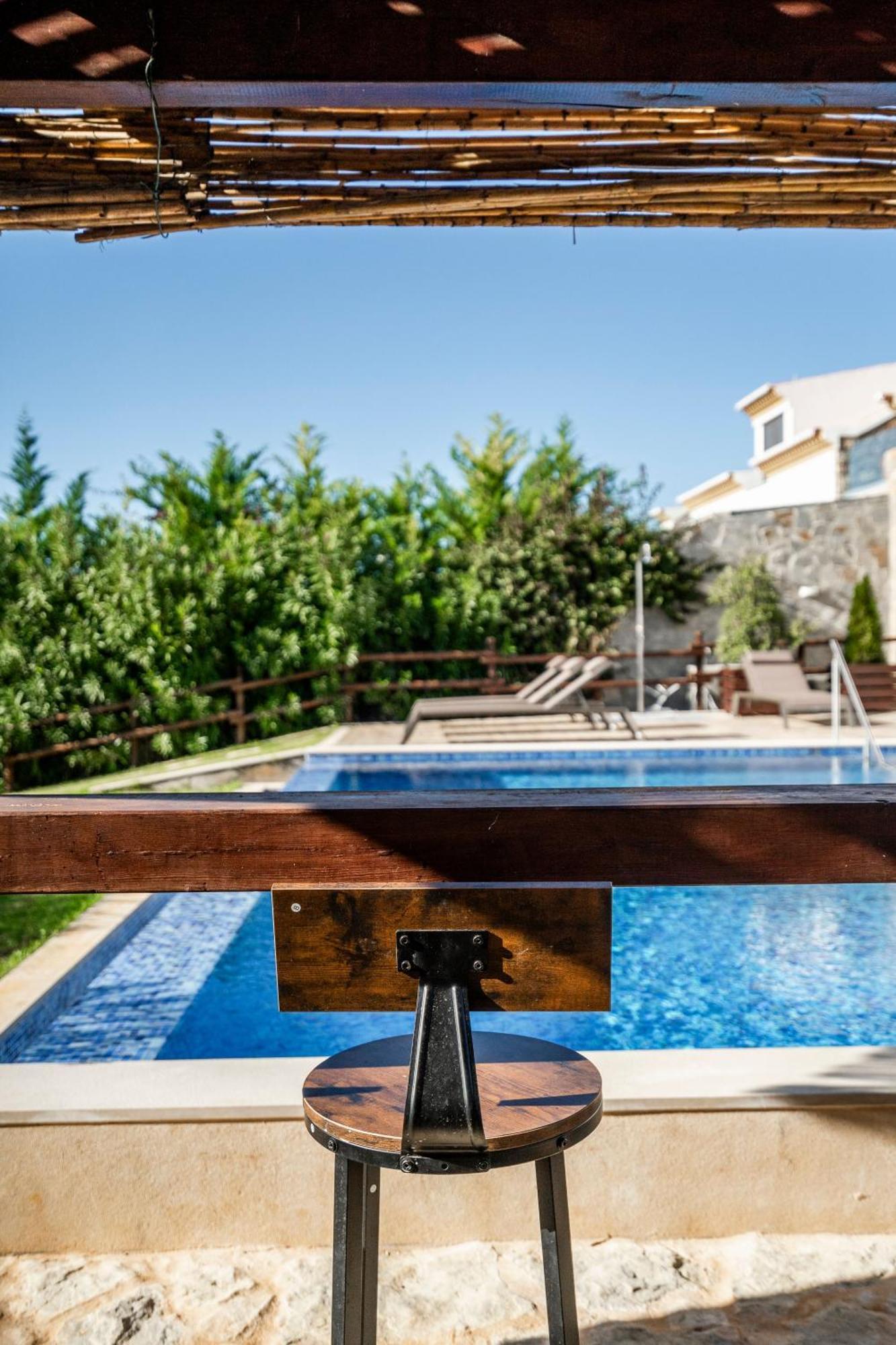 Mit Pool Und Grossem Garten *