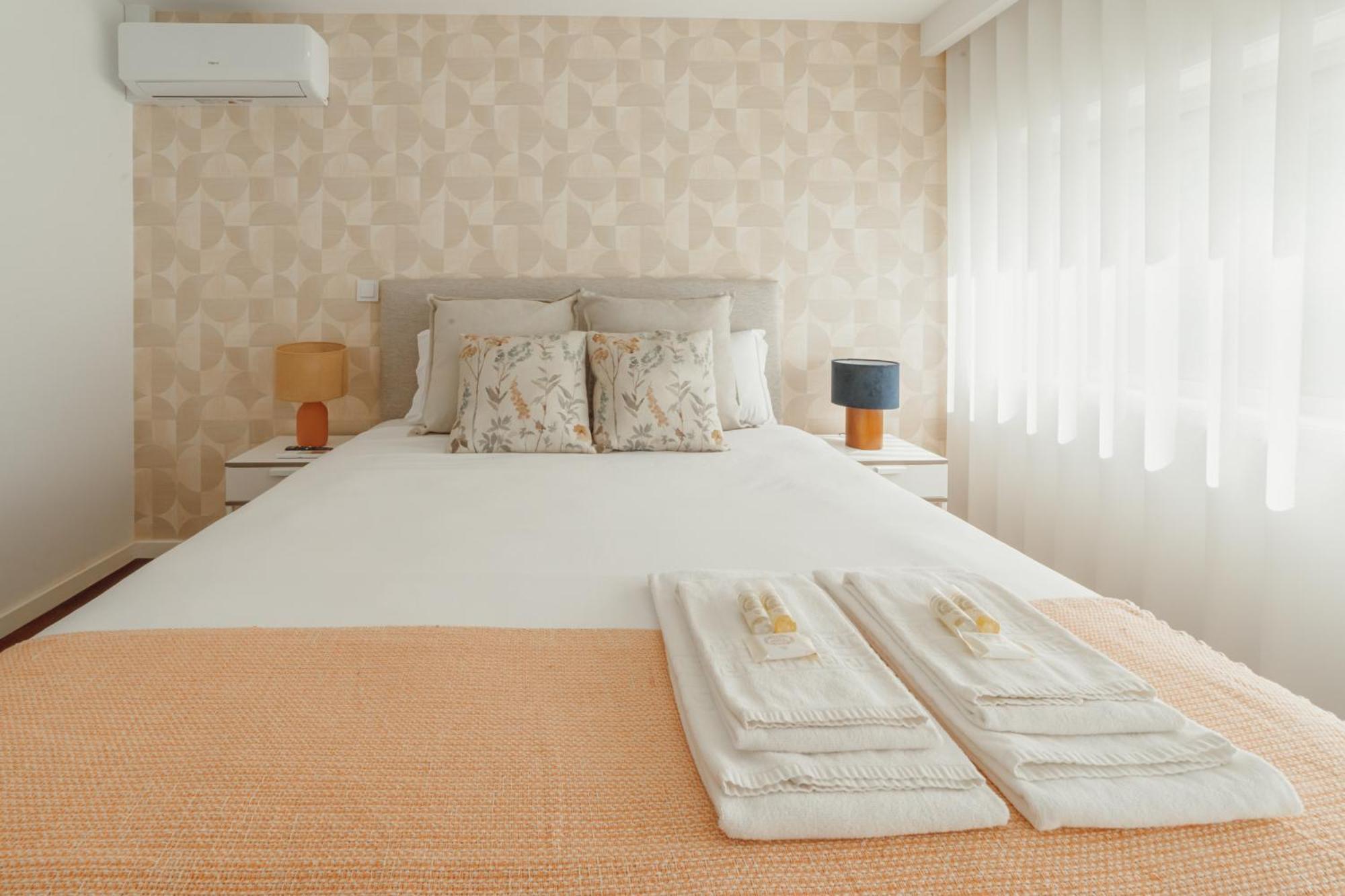 Modern Grand Seaside & Seaview By Vacationy *