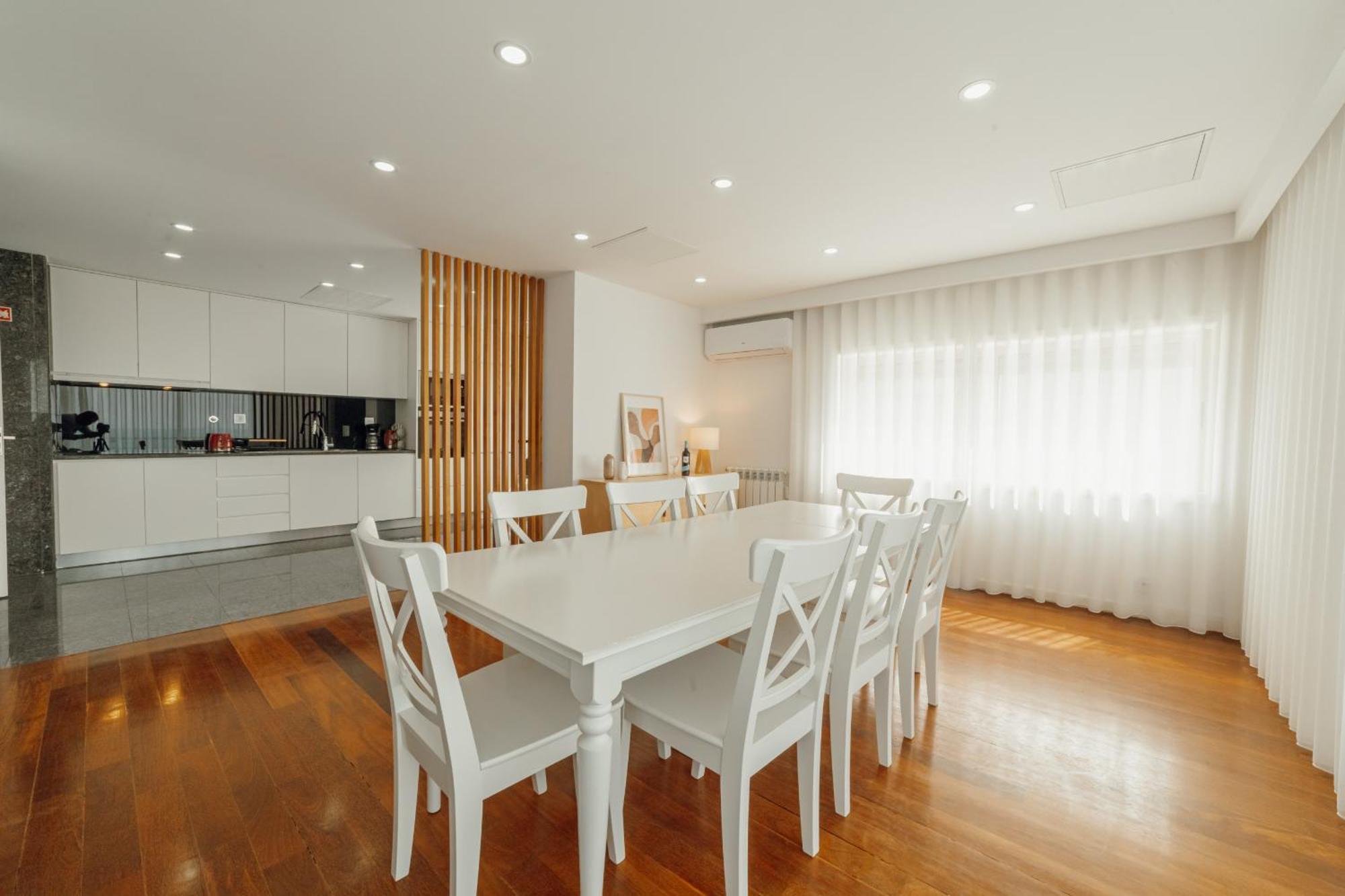 Modern Grand Seaside & Seaview By Vacationy *