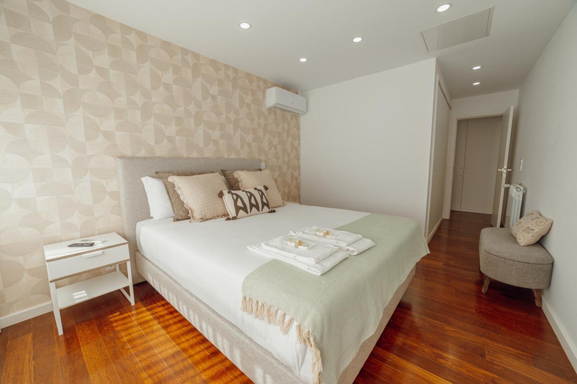 Modern Grand Seaside & Seaview By Vacationy *
