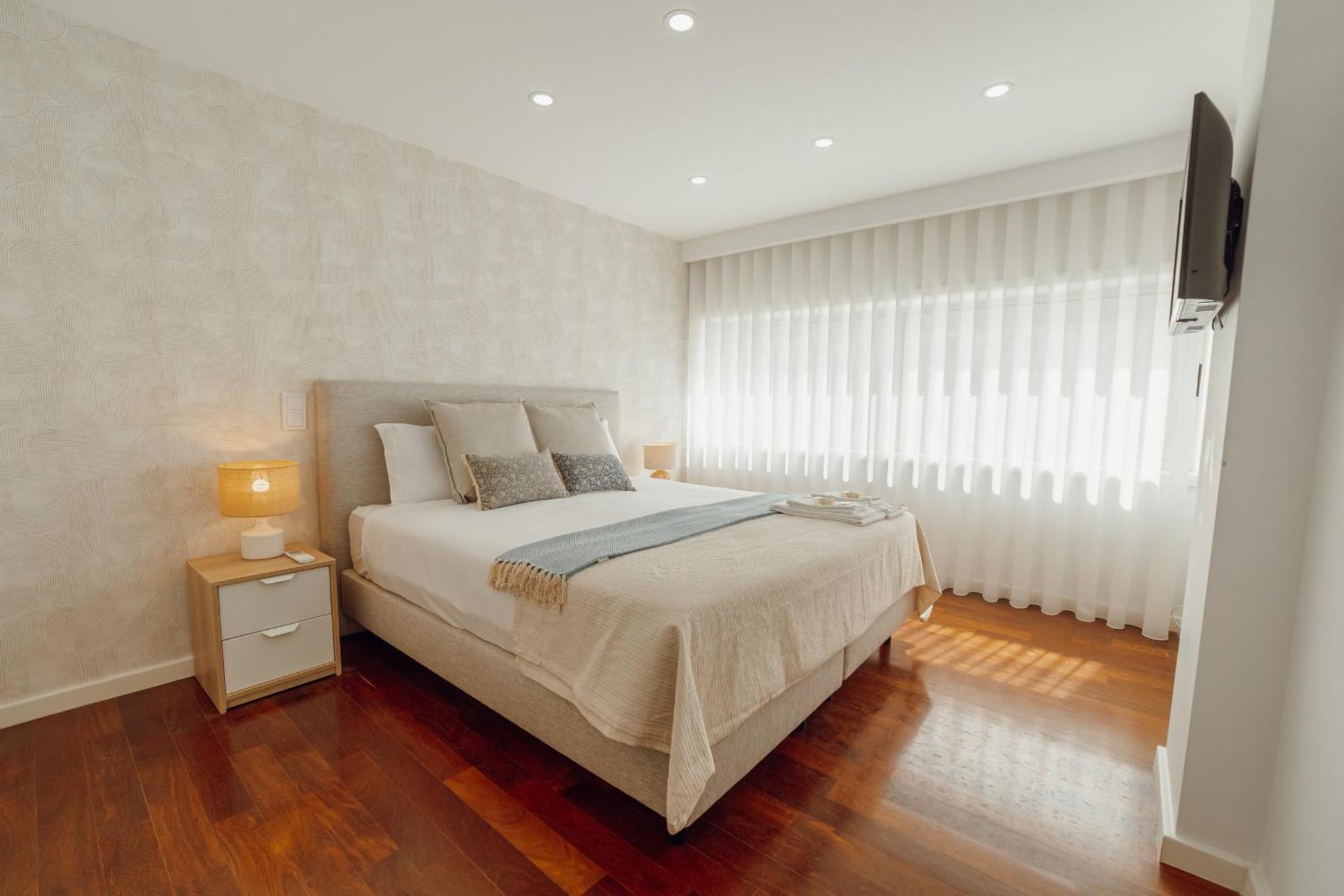 Modern Grand Seaside & Seaview By Vacationy