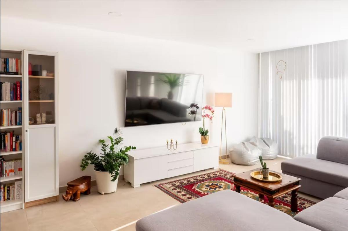 Sunny 3-bedroom Apartment *