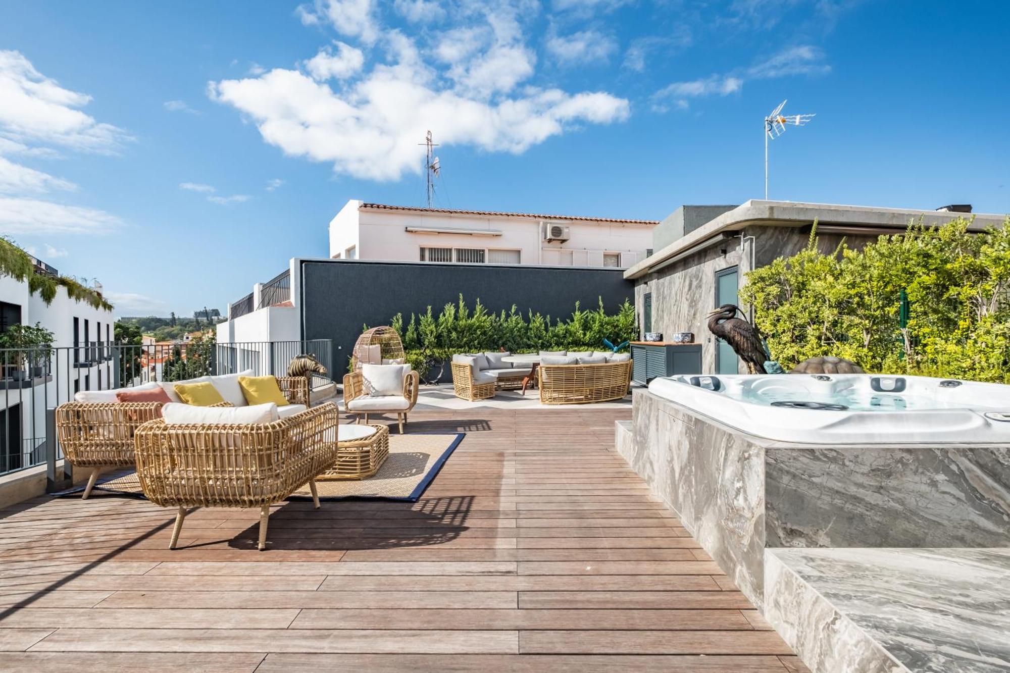 Jacuzzi, Terrace & Infinity Pool At Savoy Insular Funchal (Madeira)