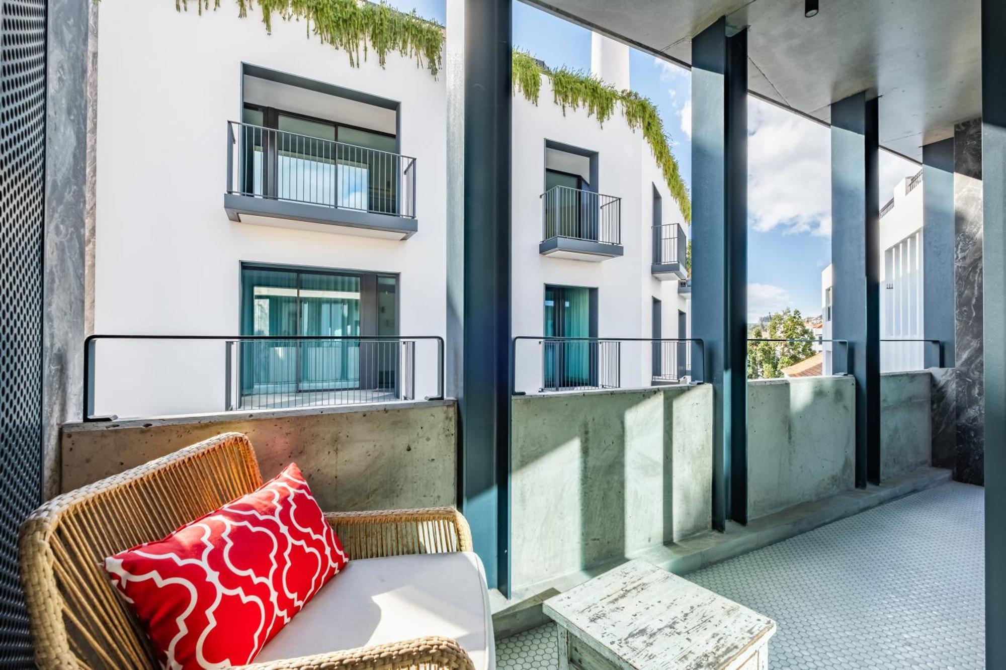 Jacuzzi, Terrace & Infinity Pool At Savoy Insular Apartment *