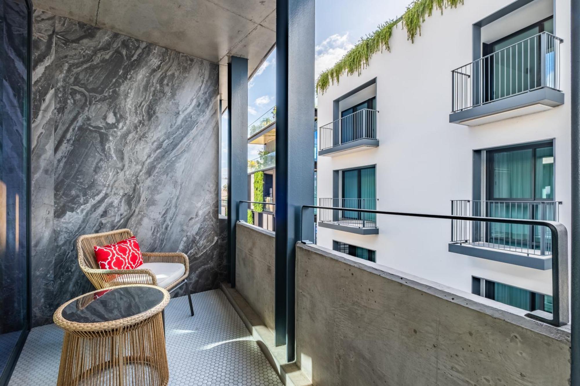 Jacuzzi, Terrace & Infinity Pool At Savoy Insular Apartment Funchal (Madeira)