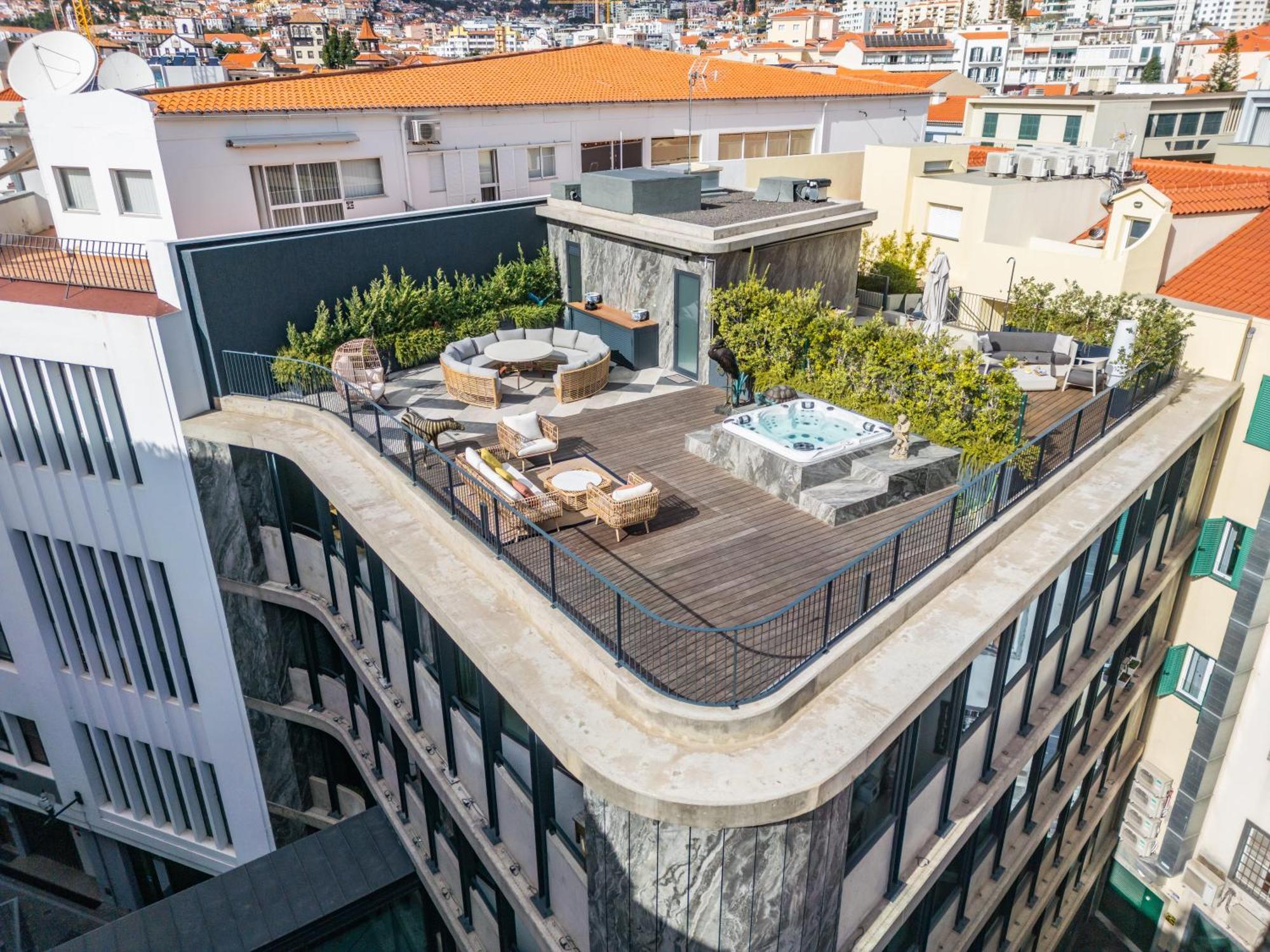 Jacuzzi, Terrace & Infinity Pool At Savoy Insular Apartment