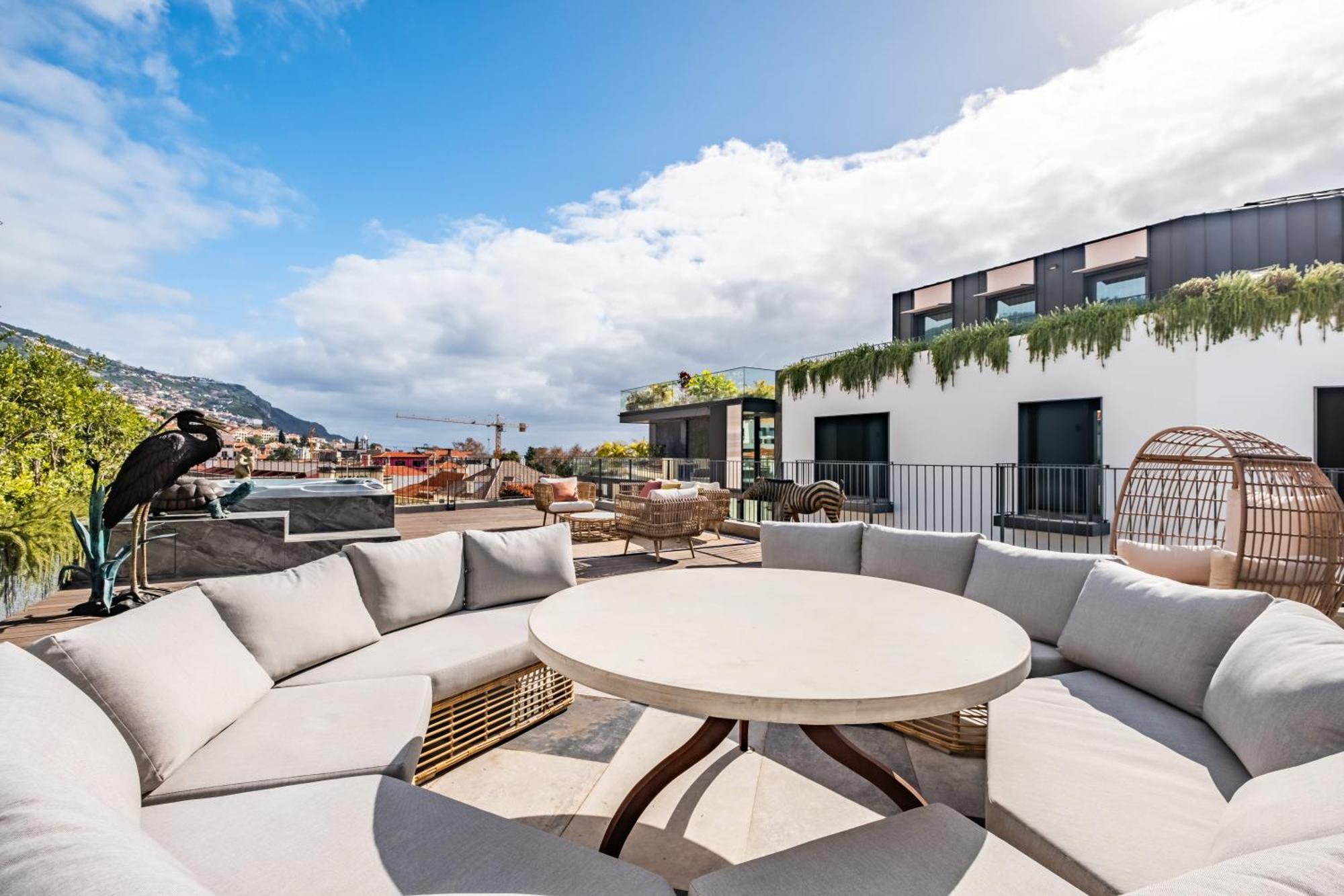 Apartment Jacuzzi, Terrace & Infinity Pool At Savoy Insular Funchal (Madeira)